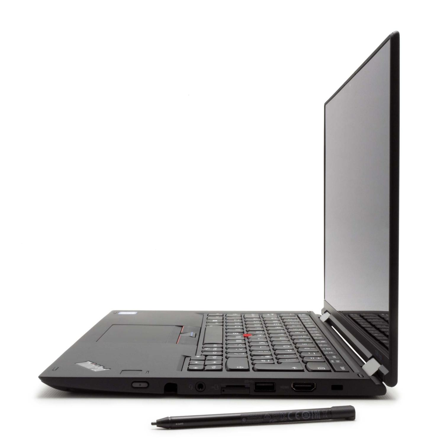 Schwarzer Laptop, Seitenansicht. Geöffnet, zeigt Tastatur und Bildschirm, auf weißem Untergrund.