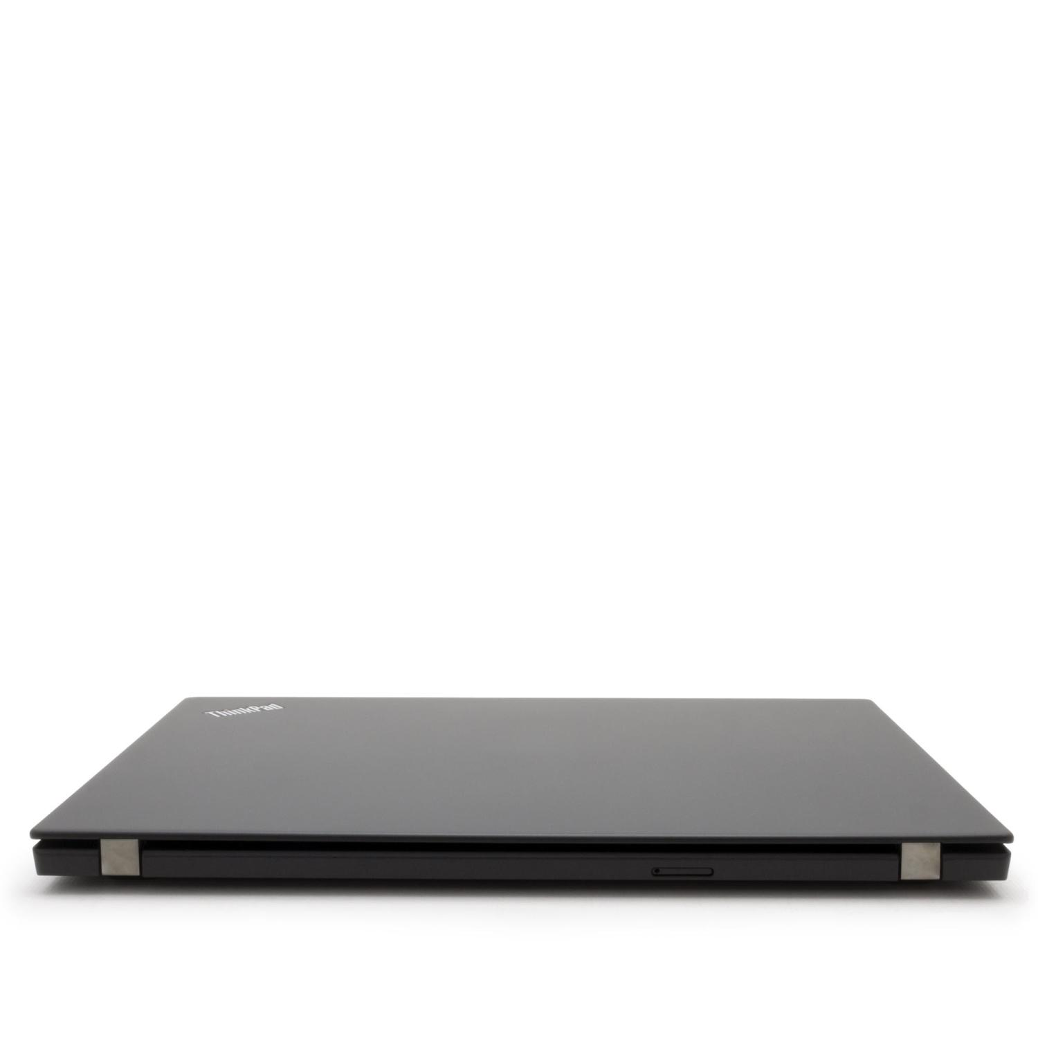Schwarzer Laptop, geschlossen, auf weißer Oberfläche, zeigt die Oberseite mit Thinkpad-Logo.