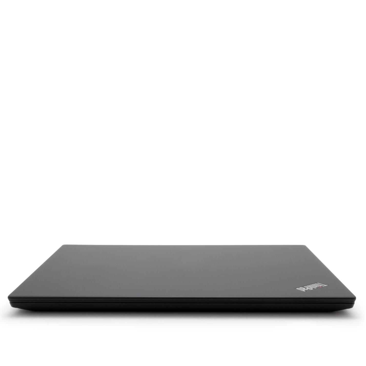 Ein geschlossener, schwarzer Laptop auf weißer Oberfläche, mit sichtbar Logo 'Thinkpad'.