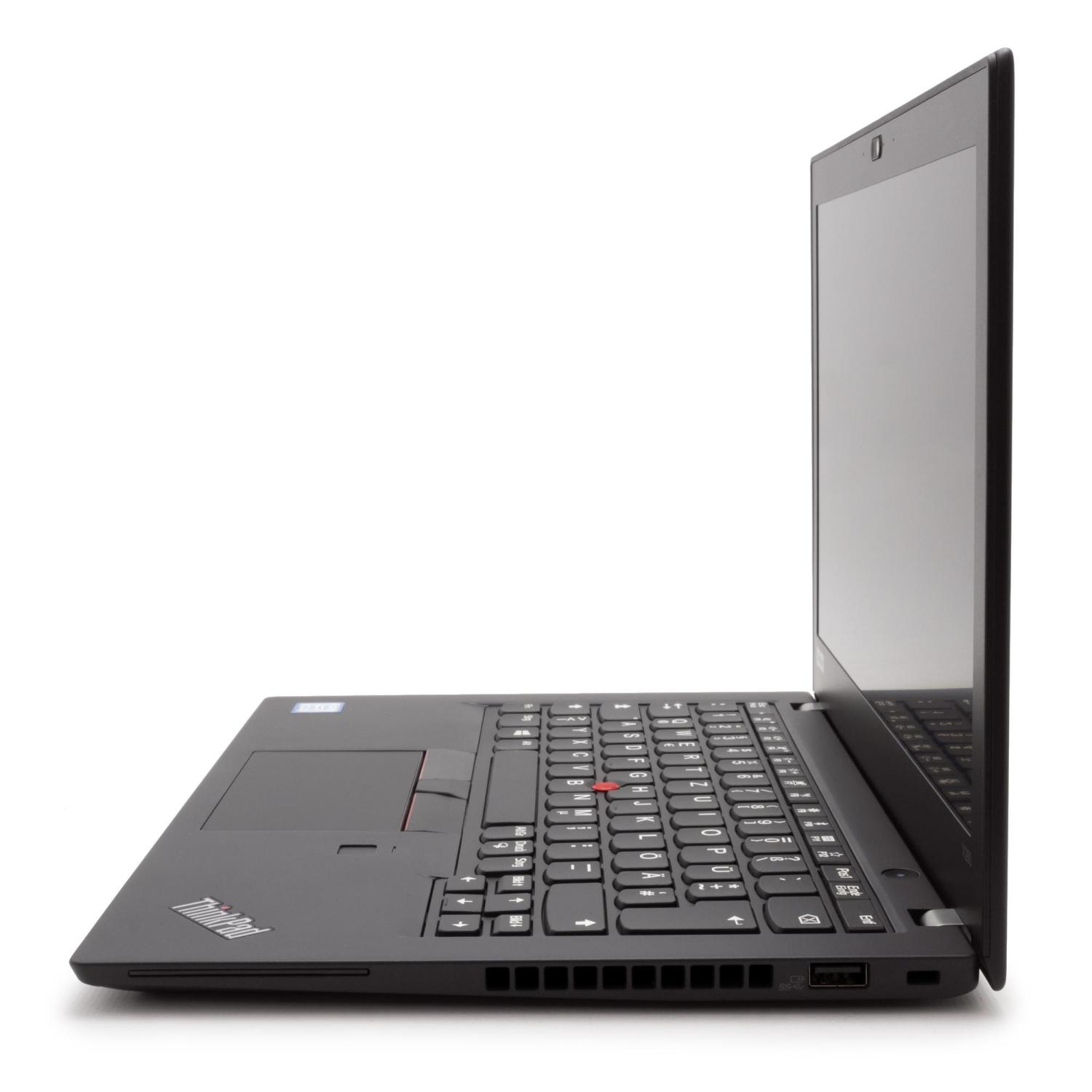 Schwarzer Laptop im Profil, geöffnet, mit Tastatur und Bildschirm. Weißer Hintergrund.