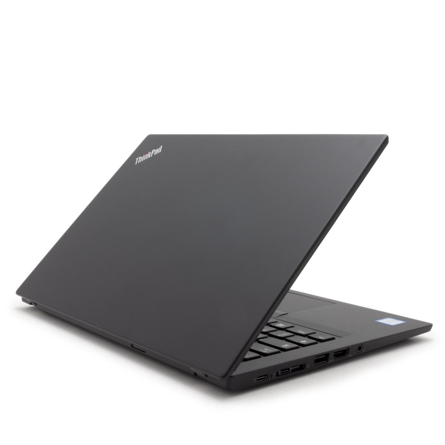 Ein schwarzer Laptop, geschlossen, mit dem ThinkPad-Logo sichtbar. Der Laptop steht auf einer weißen Oberfläche.