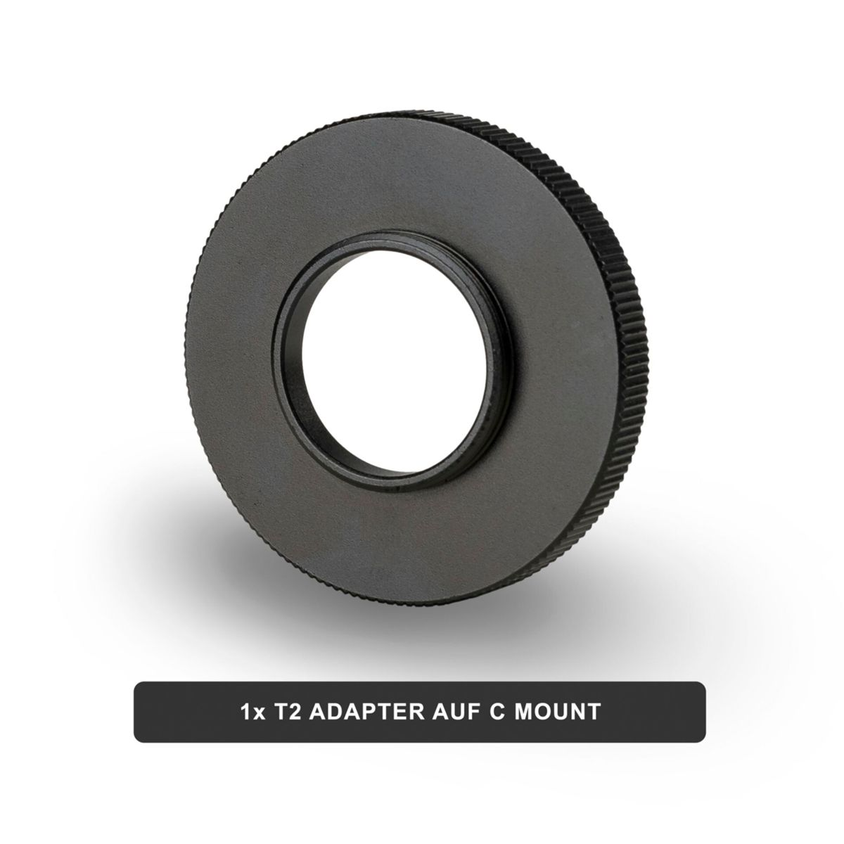 Ein schwarzer T2-Adapter für C-Mount, vor weißem Hintergrund.