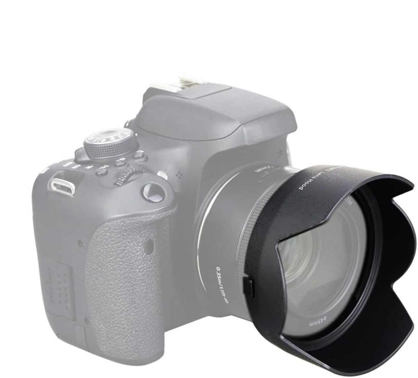 DSLR-Kamera mit angesetzter Sonnenblende, isoliert auf weißem Hintergrund.