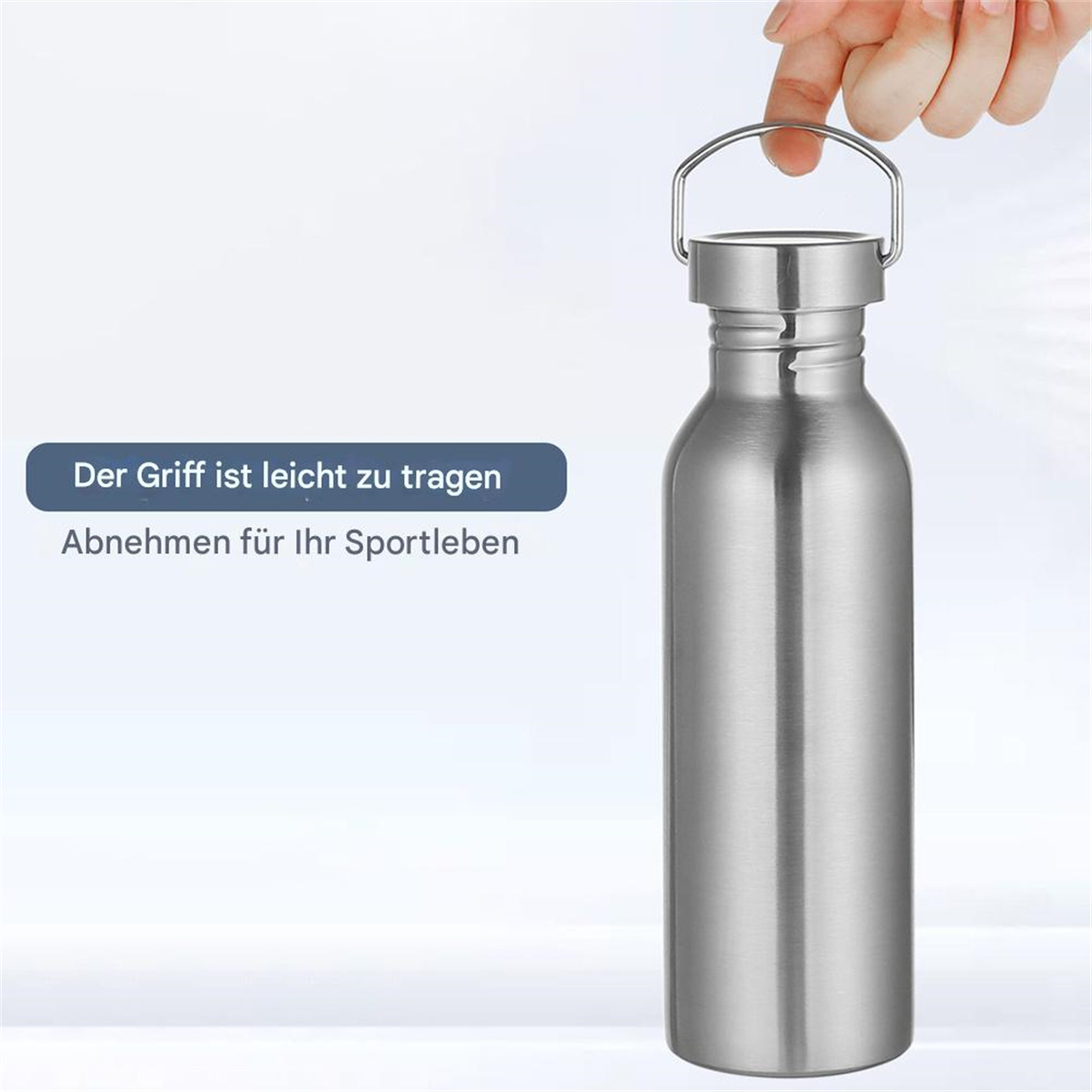 Eine Edelstahl-Wasserflasche, die von einer Hand gehalten wird. Text: 'Der Griff ist leicht zu tragen'.