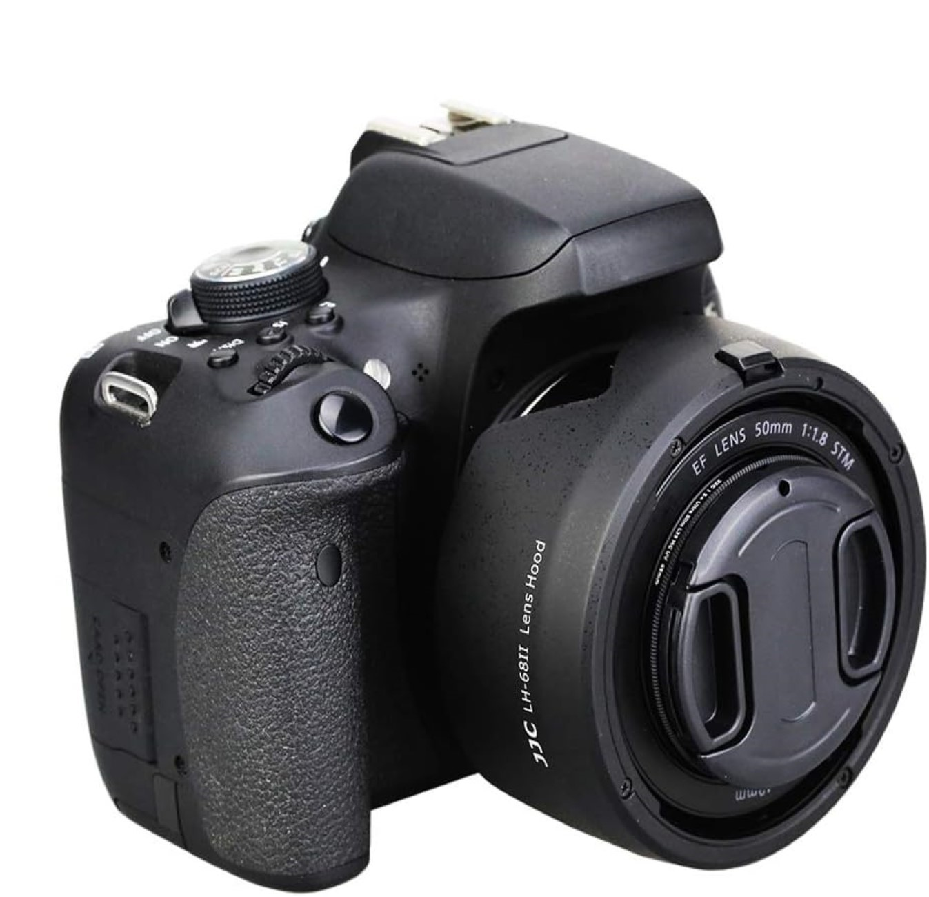 Eine schwarze DSLR-Kamera mit Objektiv und Objektivdeckel. Die Kamera ist abgewinkelt positioniert.