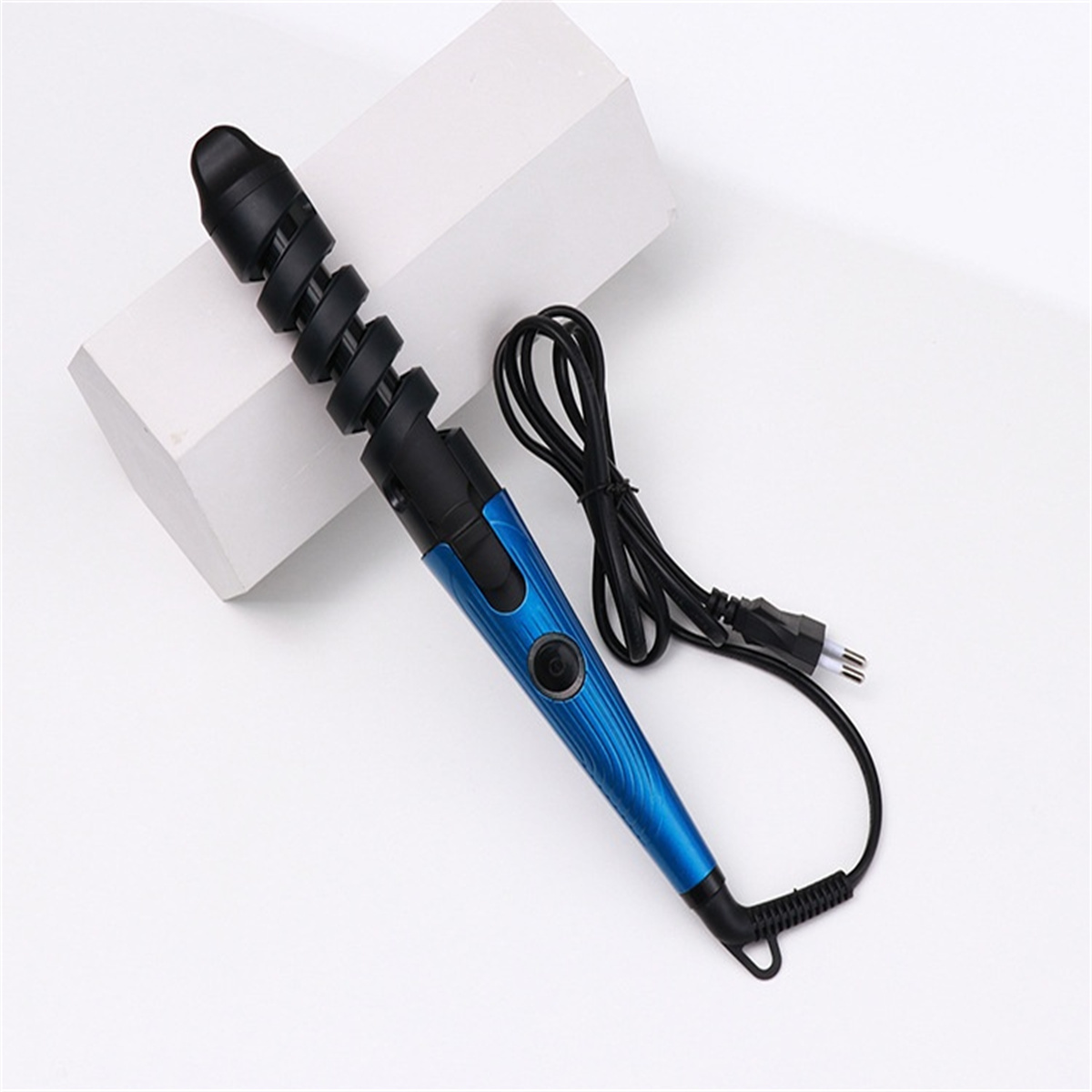Ein Lockenstab mit blauem Griff und schwarzem Spiralelement.