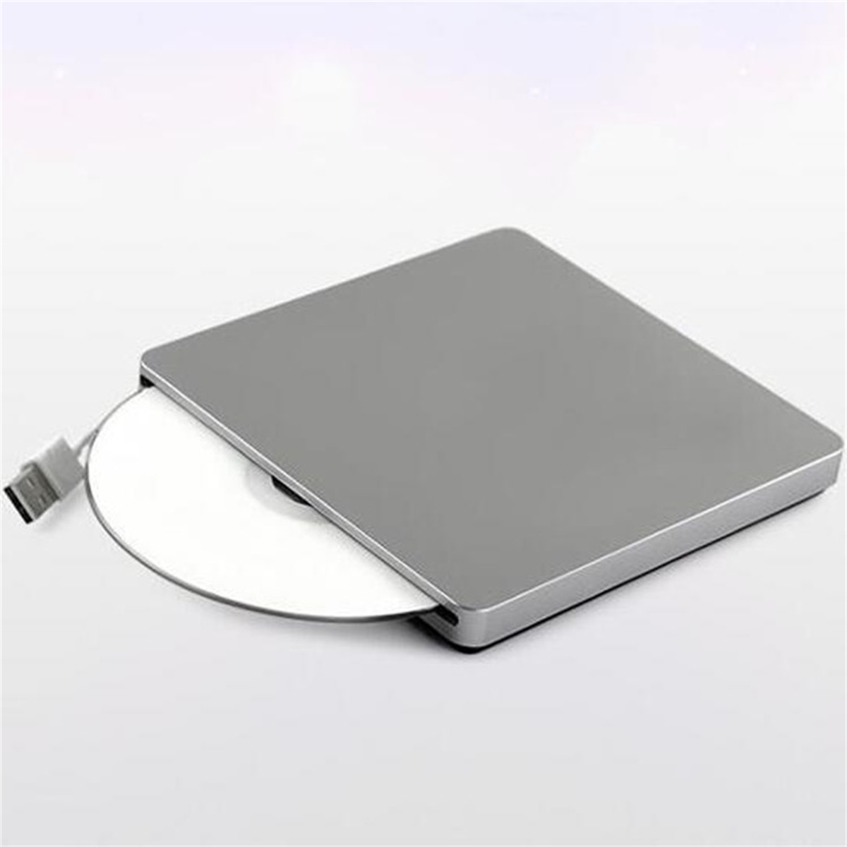 Ein silbernes externes CD-Laufwerk mit einer CD darin und einem angeschlossenen USB-Kabel.