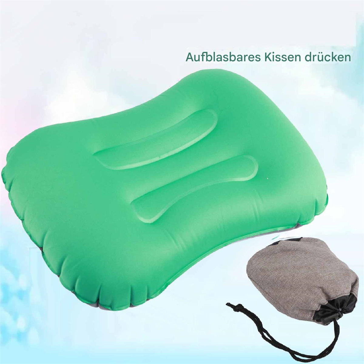 Ein grünes aufblasbares Kissen und eine graue Tragetasche vor weißem Hintergrund.