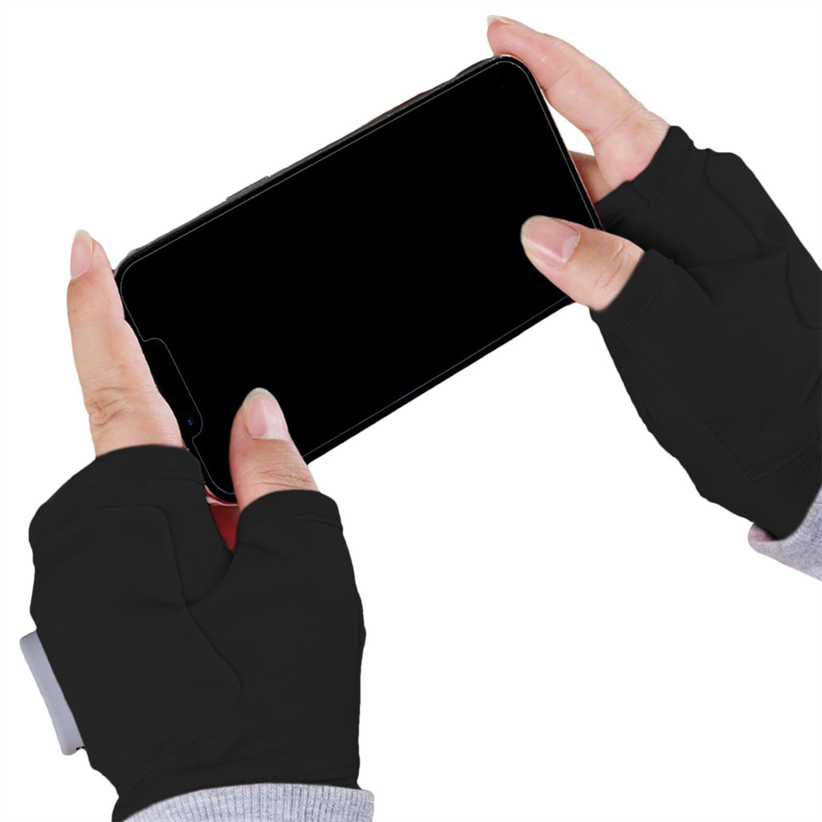Hände in schwarzen Fingerhandschuhen halten ein schwarzes Telefon.