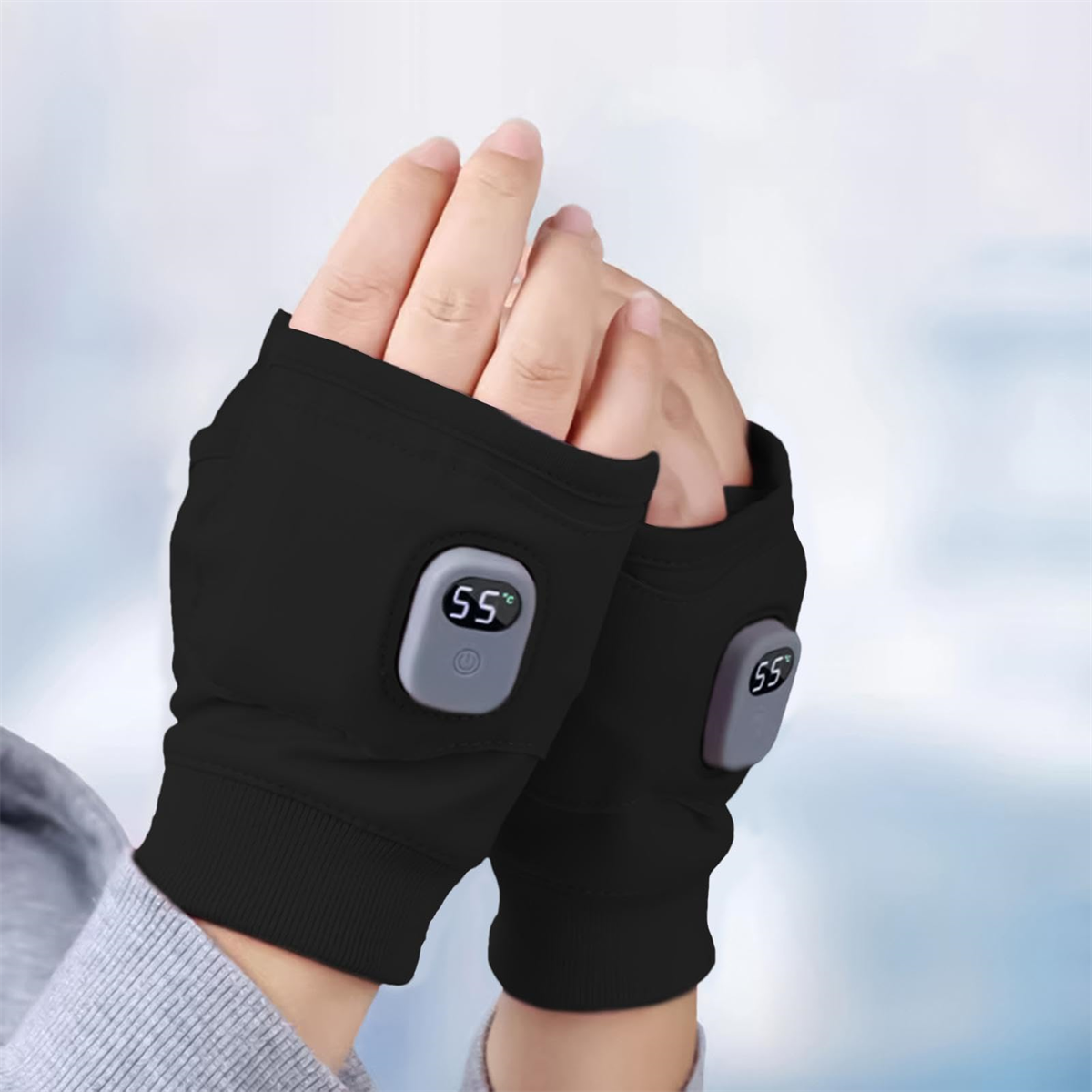 Zwei schwarze beheizte Handschuhe mit digitaler Anzeige der Temperatur.