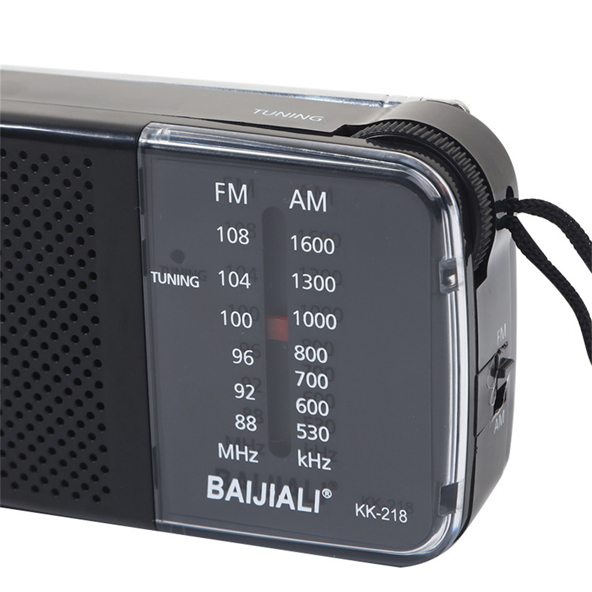 Schwarzes Radio mit Einstelldrehknopf, der FM- und AM-Frequenzen zeigt.