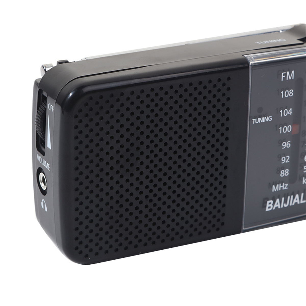 Nahaufnahme eines schwarzen Radios mit Lautsprecher und Bedienelementen.