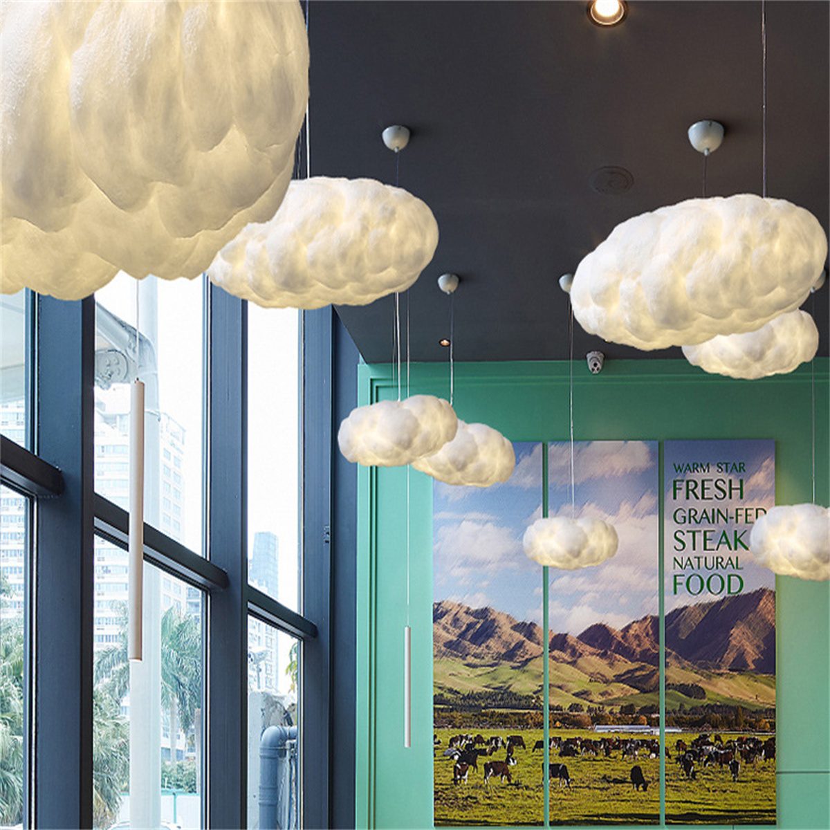 Wolkenförmige Lichter hängen von einer grünen Decke.