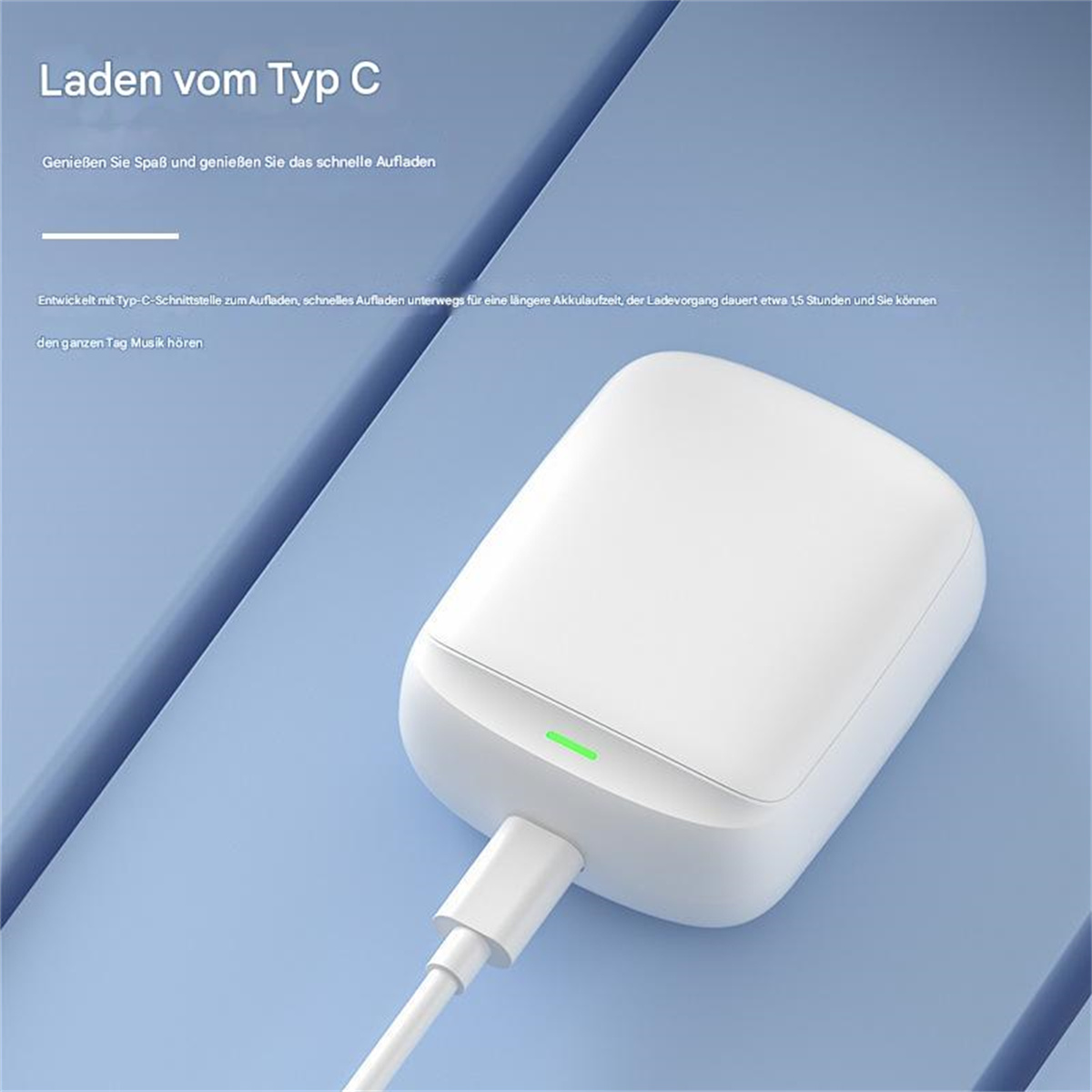 Weißes Ladecase mit angeschlossenem Ladekabel; grünes Licht leuchtet.