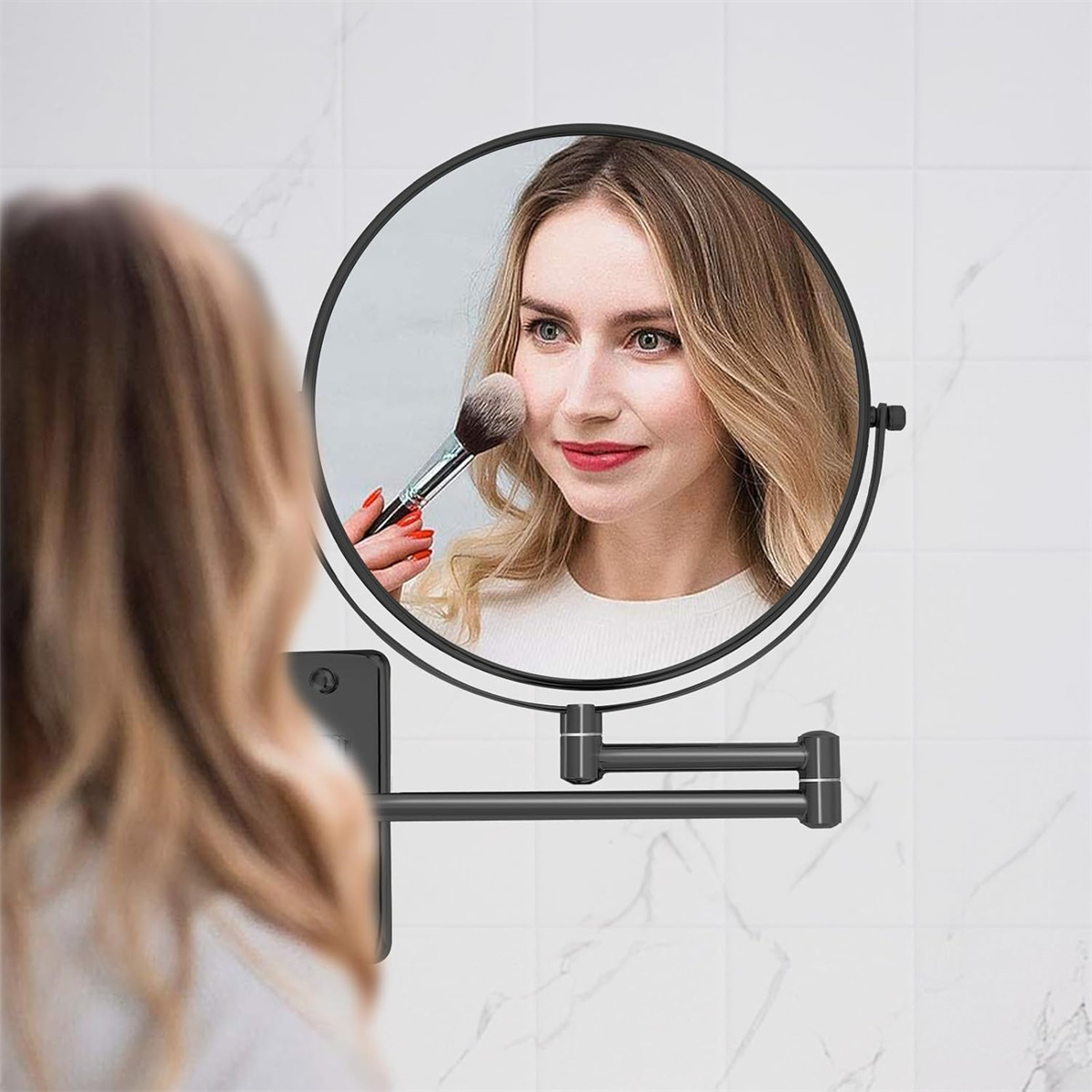 Eine Frau betrachtet sich in einem runden, schwarz gerahmten Spiegel und trägt Make-up mit einem Pinsel auf.