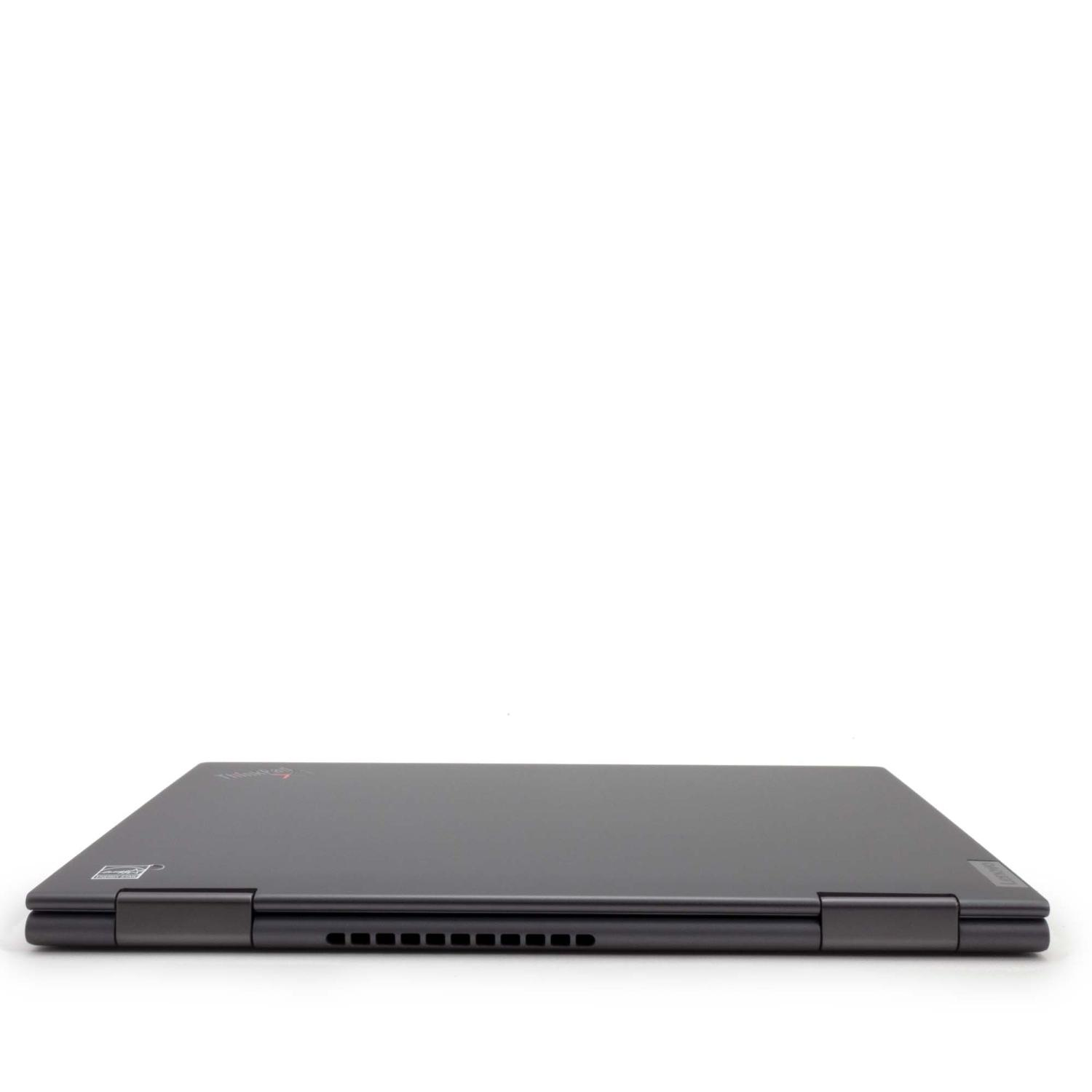 Geschlossener schwarzer Laptop. Zeigt das Seitenprofil. Weißer Hintergrund.