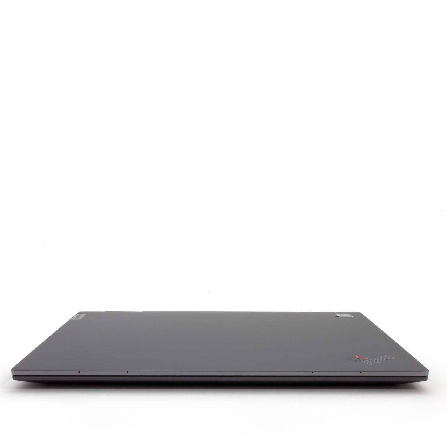 Ein geschlossener grauer Laptop auf weißer Oberfläche, mit rotem Logo in der unteren rechten Ecke.