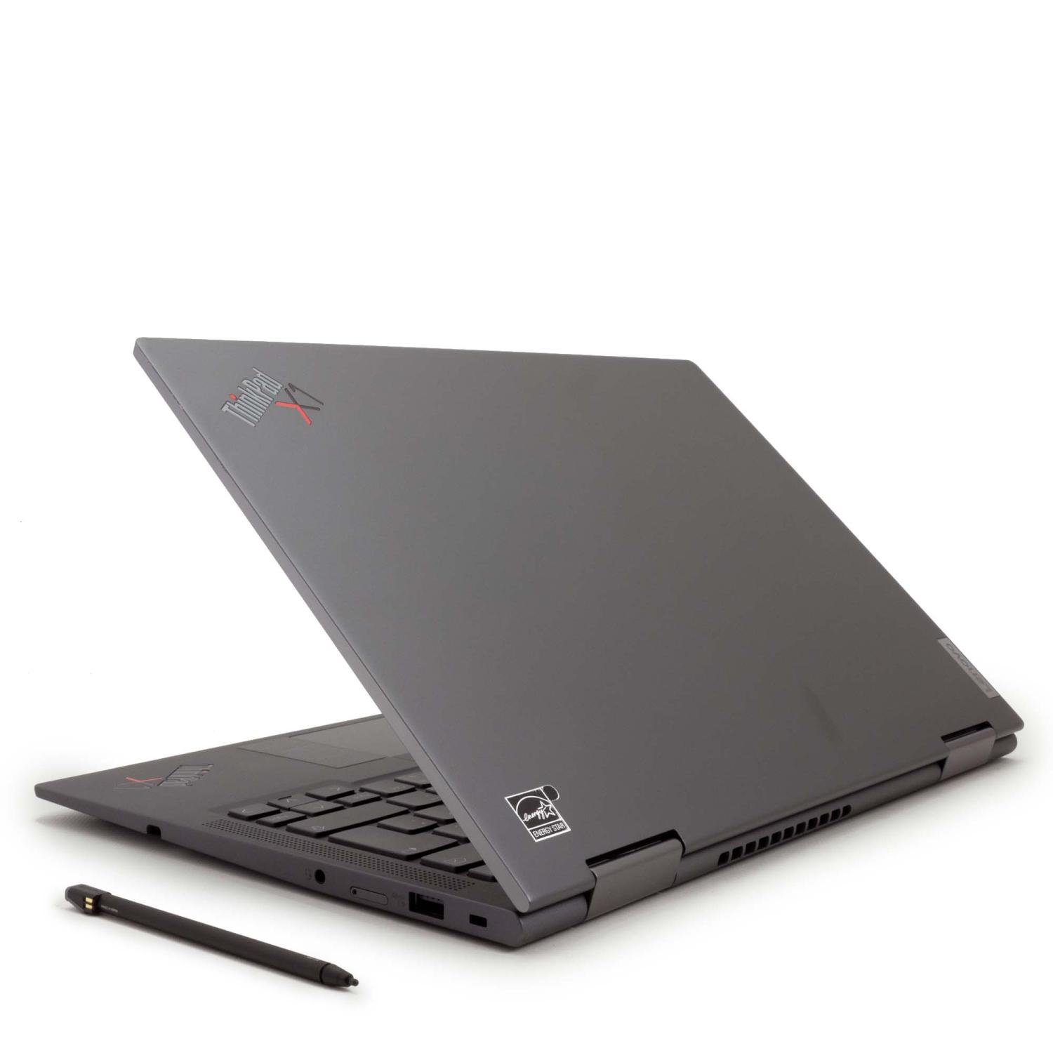 Grauer Lenovo ThinkPad Laptop mit geöffnetem Bildschirm, Stift und weißem Hintergrund.