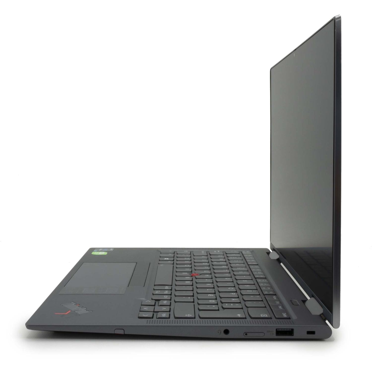 Laptop im Profil, geöffnet. Dunkelgraue Farbe, schwarze Tastatur. Weißer Hintergrund, gut beleuchtet.