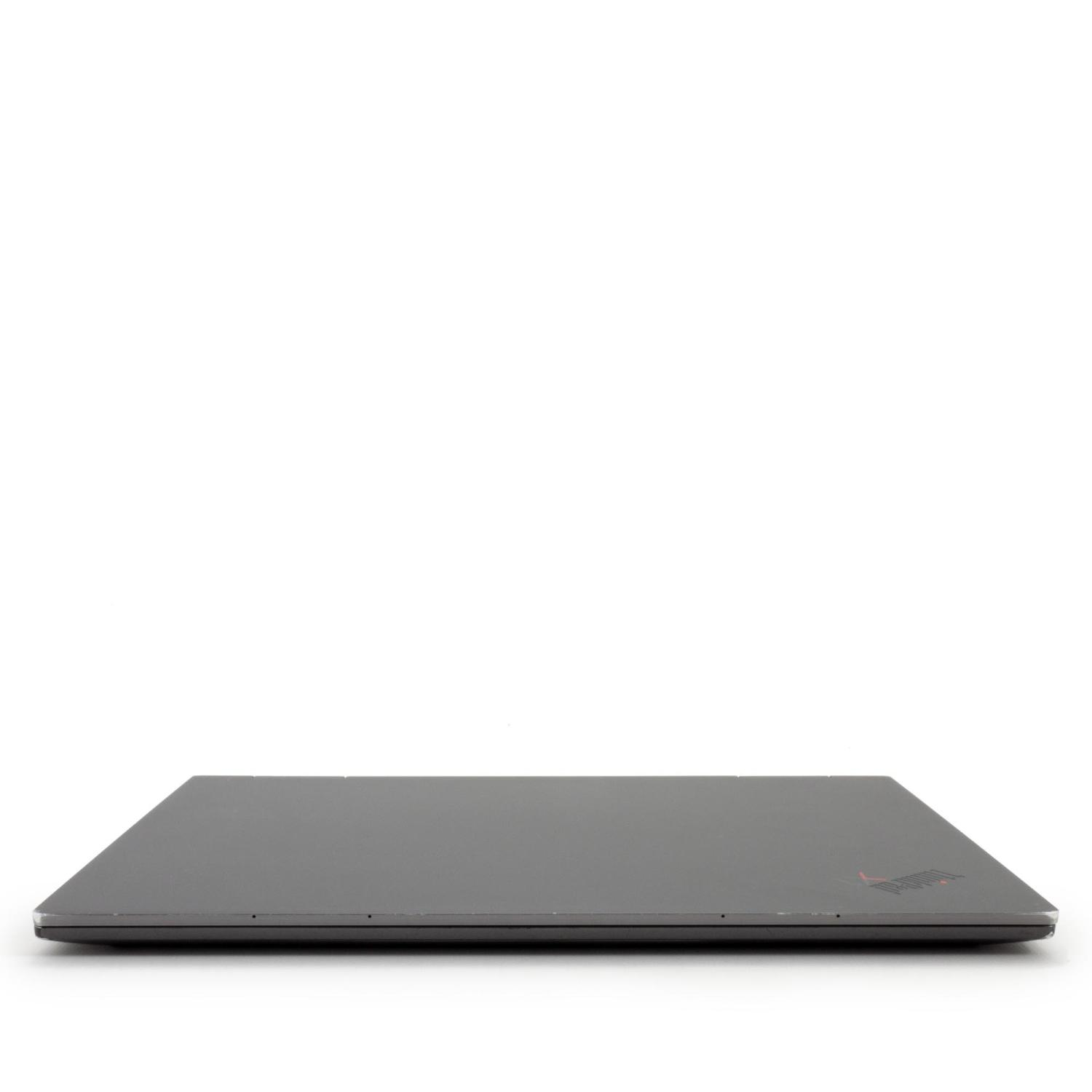 Geschlossener, schwarzer Laptop auf Weiß. Der Bildschirm ist flach.