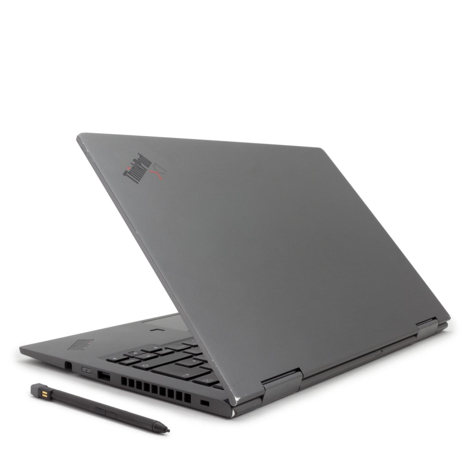 Schwarzer Laptop teilweise geöffnet, Stift daneben. Weißer Hintergrund.