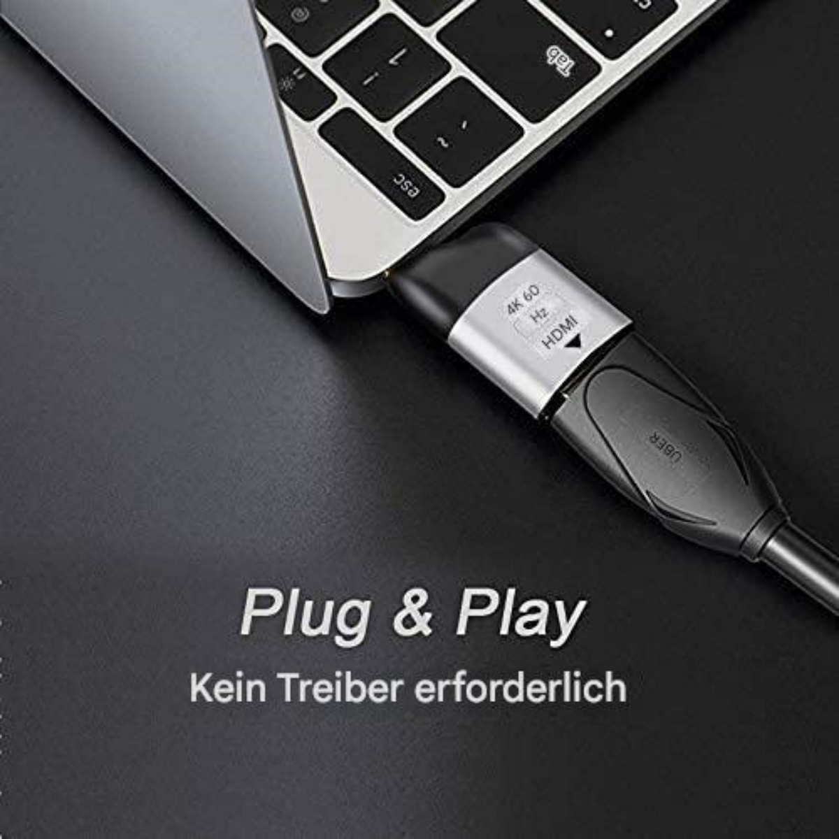 Ein Laptop, der mit einem schwarzen HDMI-Kabel verbunden ist.