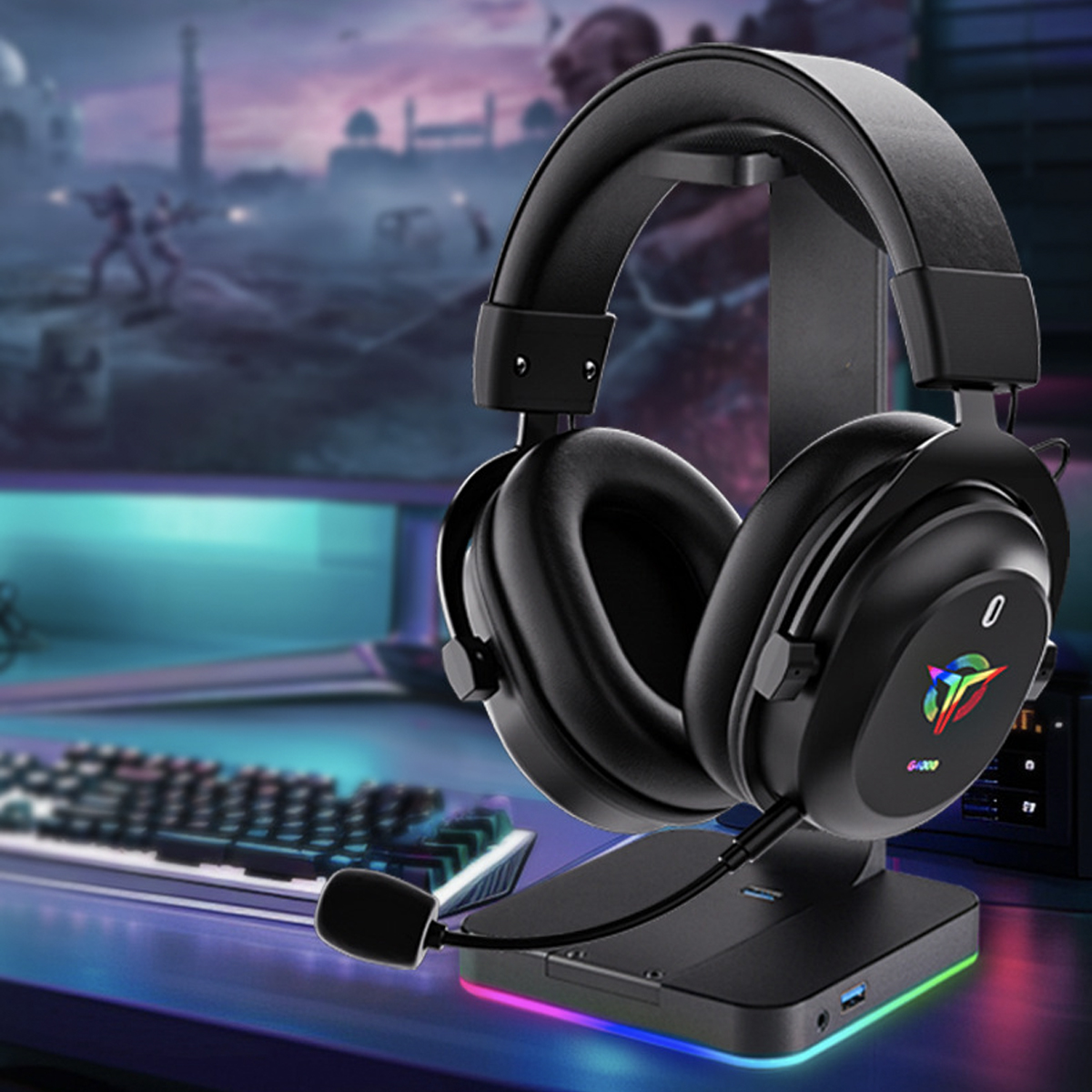 Schwarzes Gaming-Headset auf einem Ständer, mit Tastatur und Monitor im Hintergrund.