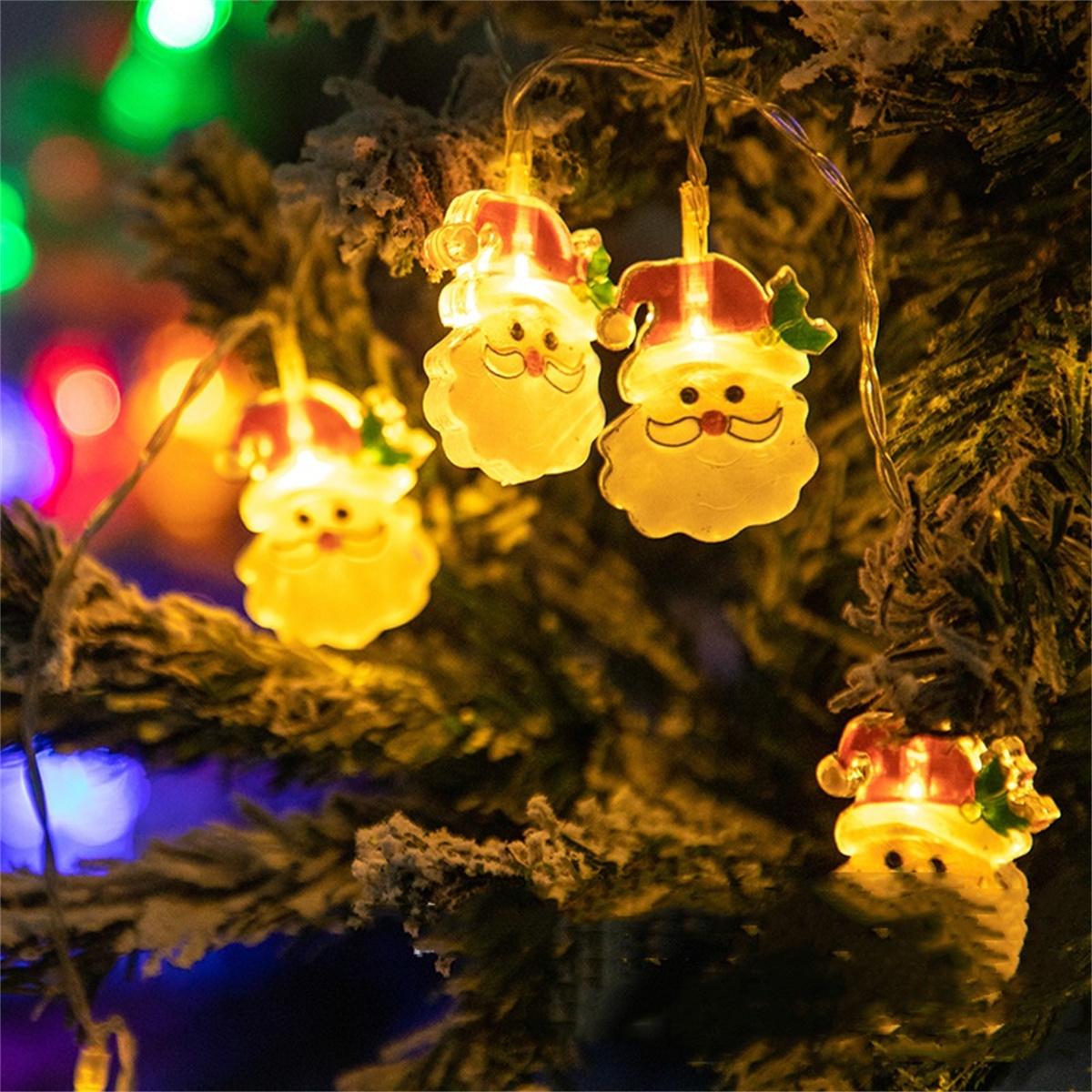 Weihnachtsbaum geschmückt mit weihnachtlichen Lichterketten in Form von Weihnachtsmännern.