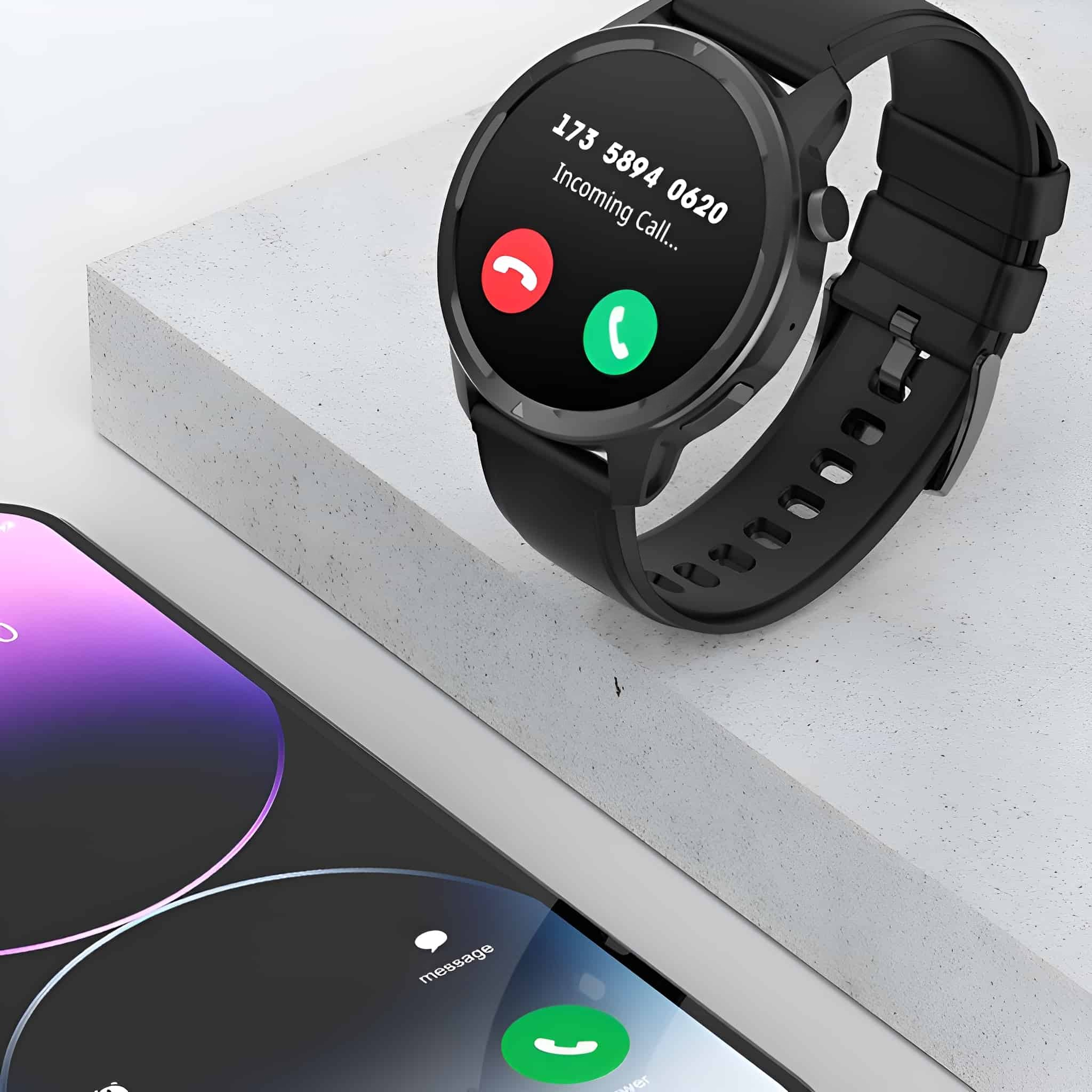 Schwarze Smartwatch, die einen eingehenden Anruf von einer Telefonnummer anzeigt.