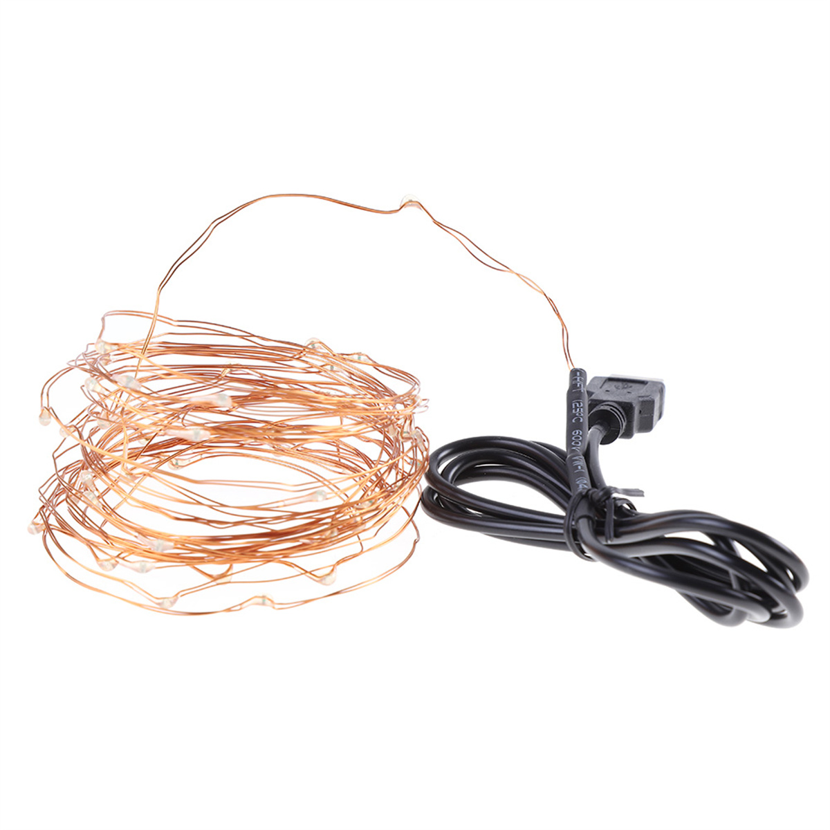 Ein Bündel Kupferdraht-Lichterketten mit schwarzem Netzkabel und Stecker auf weißer Oberfläche.