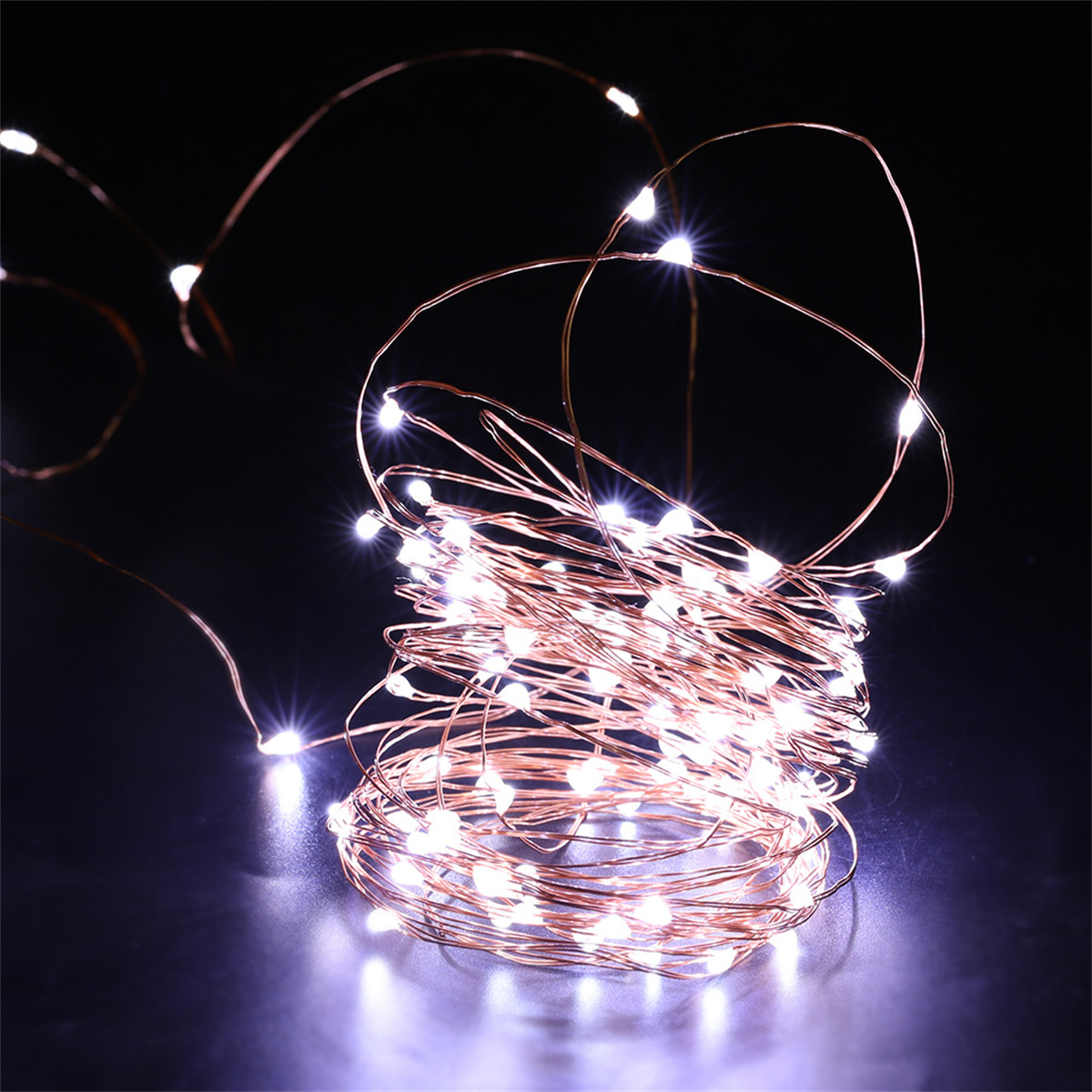 Eine Spule aus Kupferdraht mit weißen Lichtern. Die Lichter sind gleichmäßig verteilt und leuchten.