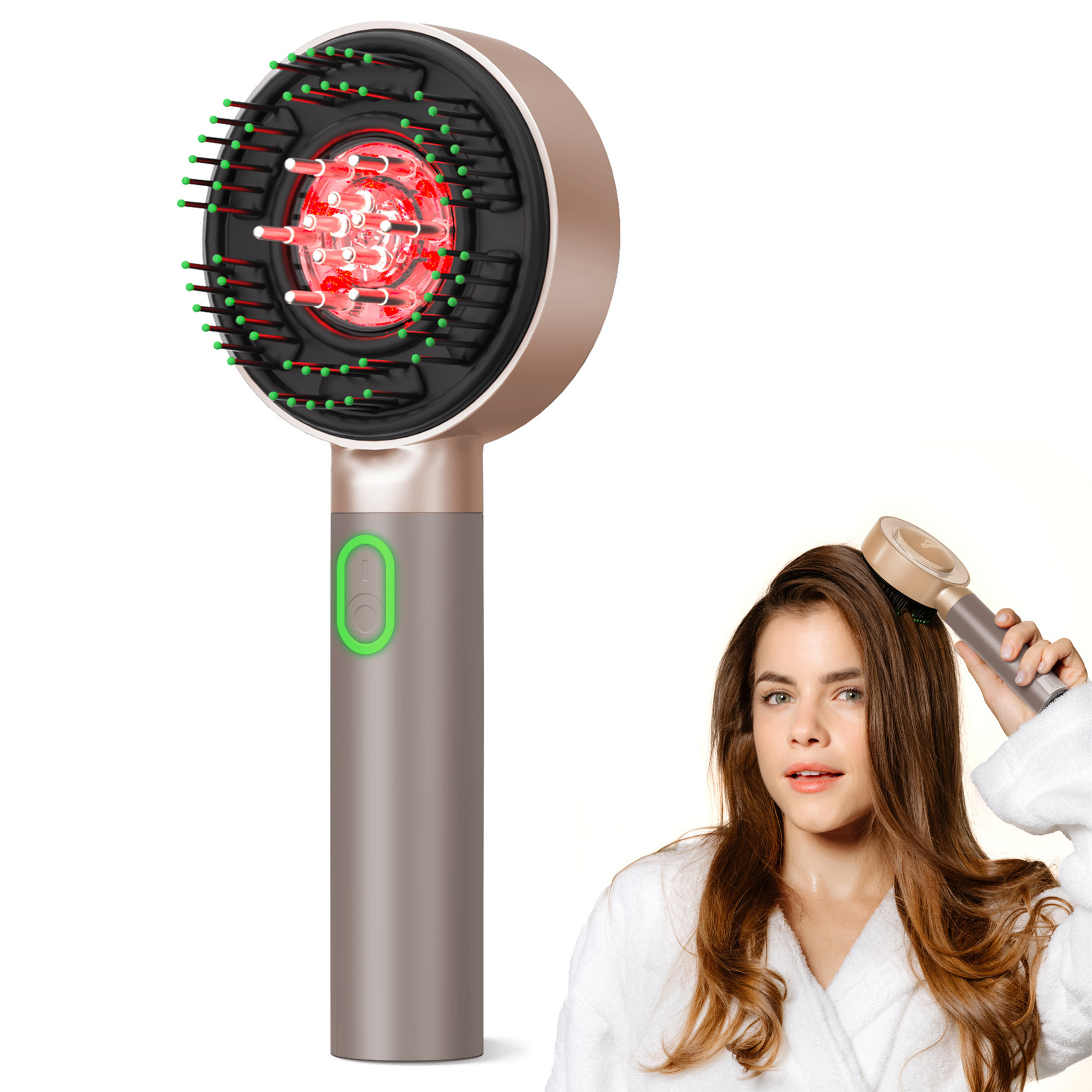 Una donna che usa una spazzola per capelli con luci rosse, su sfondo bianco. Indossa un accappatoio bianco.