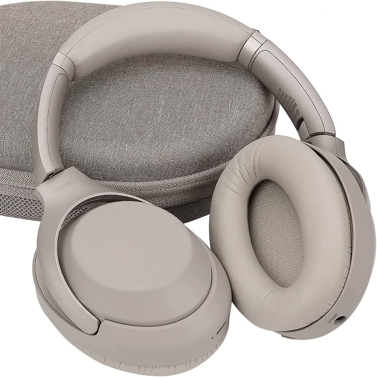 Graue Kopfhörer mit passendem Etui. Die Kopfhörer sind Over-Ear, das Etui liegt daneben.