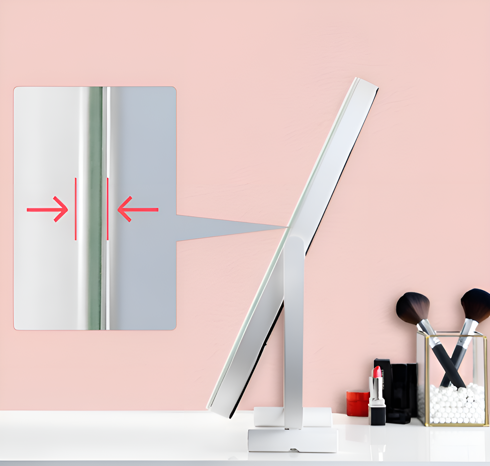 Weißer Schminkspiegel auf weißem Tisch mit Make-up-Artikeln. Pfeile zeigen die Dicke des Spiegels.