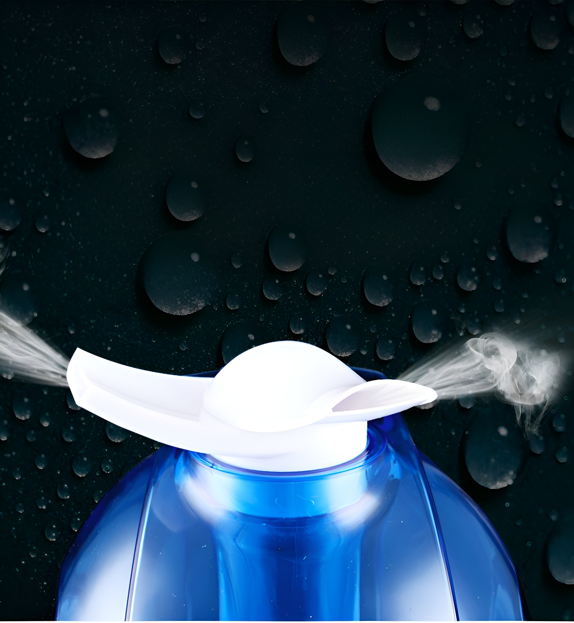 Blauer Luftbefeuchter mit weißem Oberteil, der Dampf abgibt. Dunkler Hintergrund mit Wassertropfen.