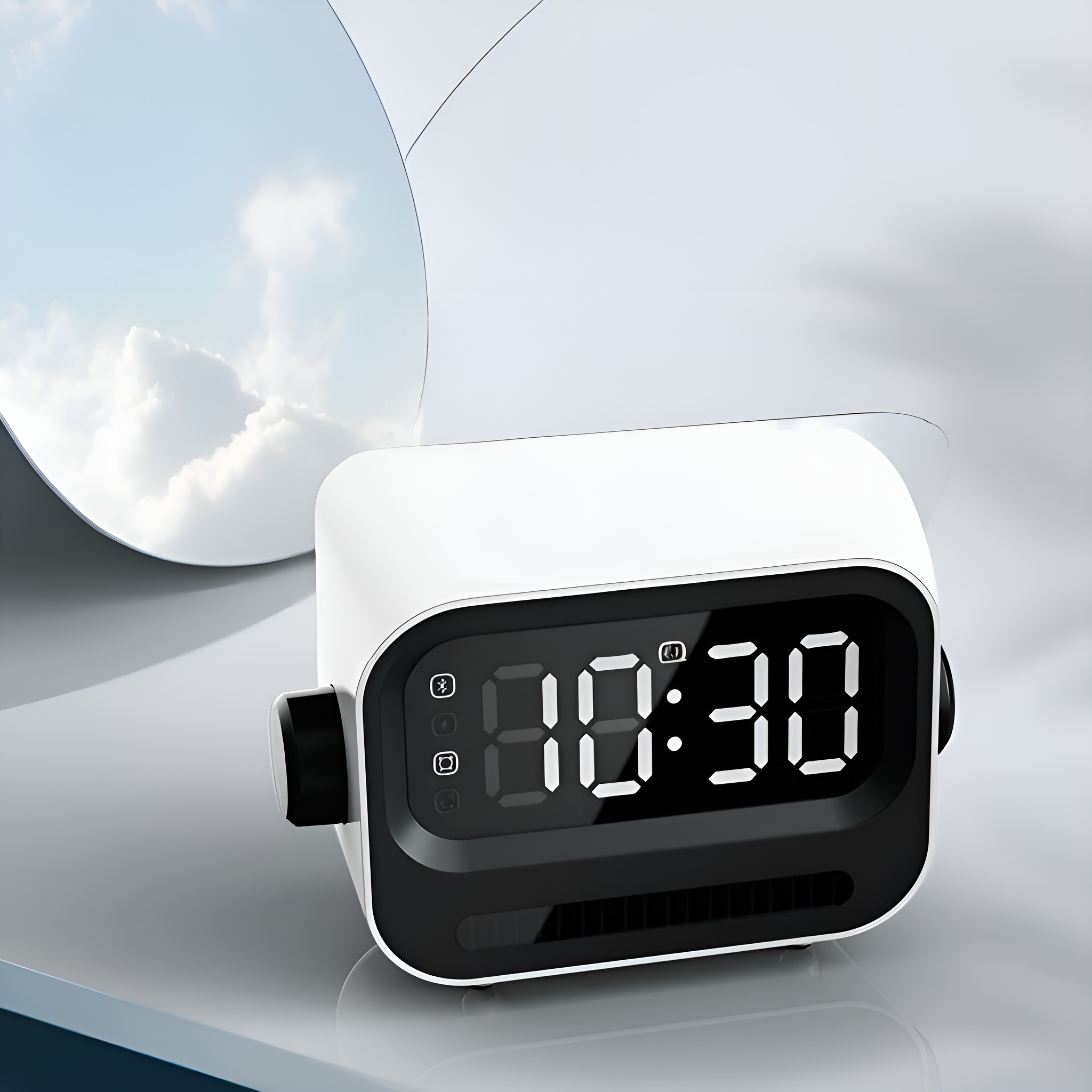 Weißer und schwarzer digitaler Wecker. Er zeigt die Uhrzeit 10:30 an. Die Uhr steht auf einer reflektierenden Oberfläche.