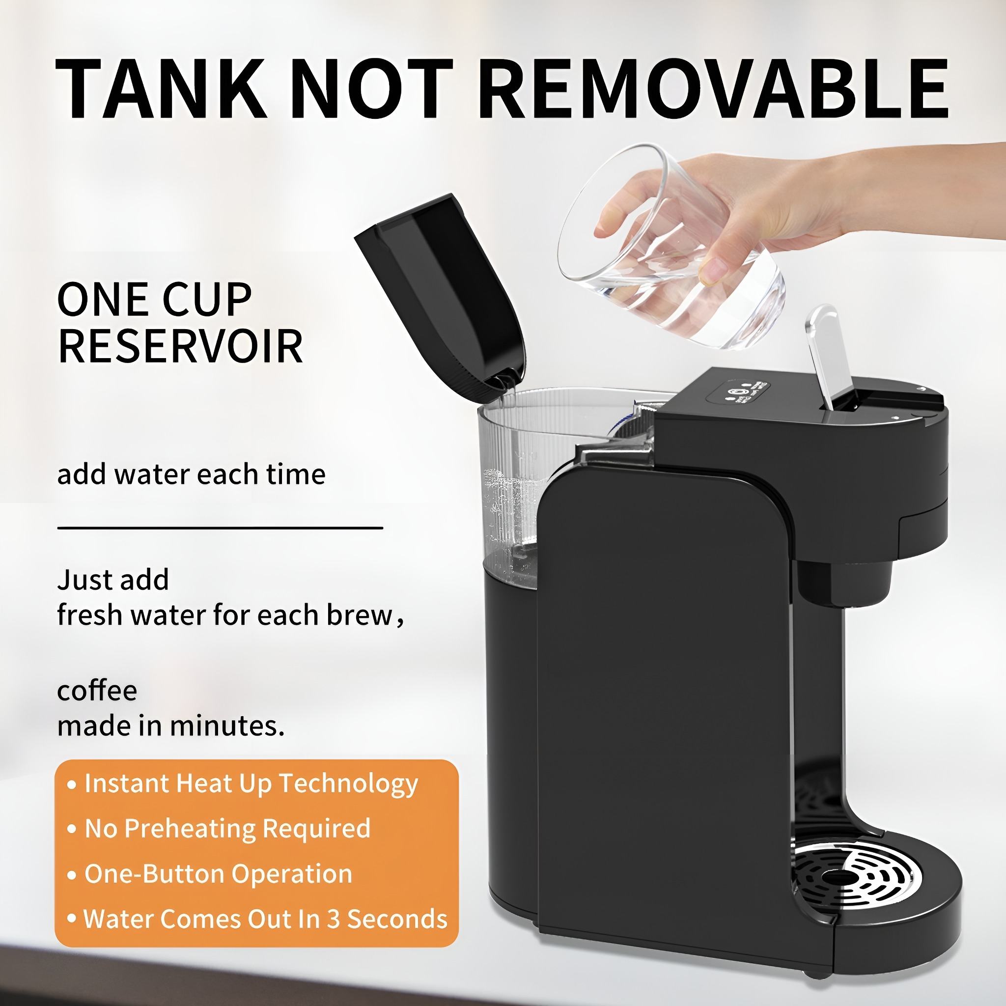 Eine schwarze Kaffeemaschine, in die eine Hand Wasser gießt.