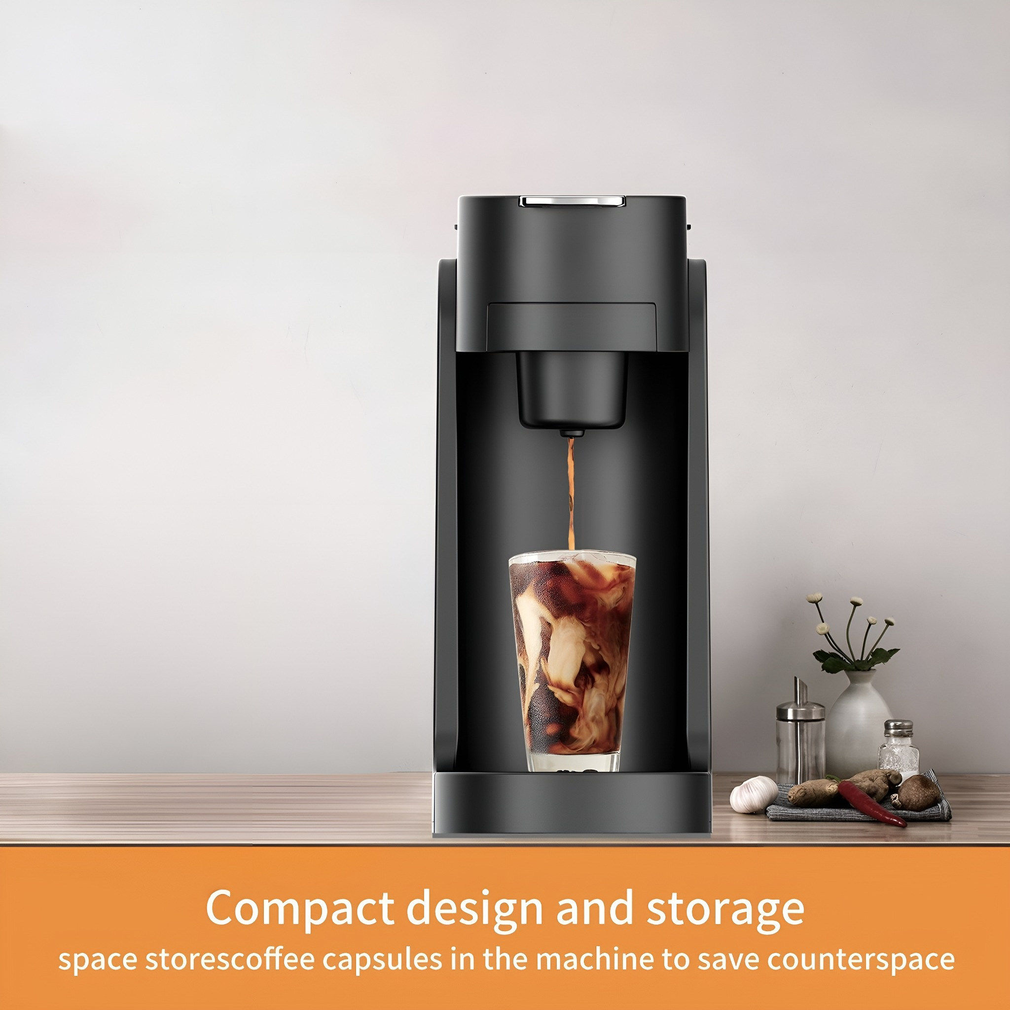 Eine schwarze Kaffeemaschine, die in ein Glas mit Milch ausgibt. Auf der Theke sind Kaffeeware.