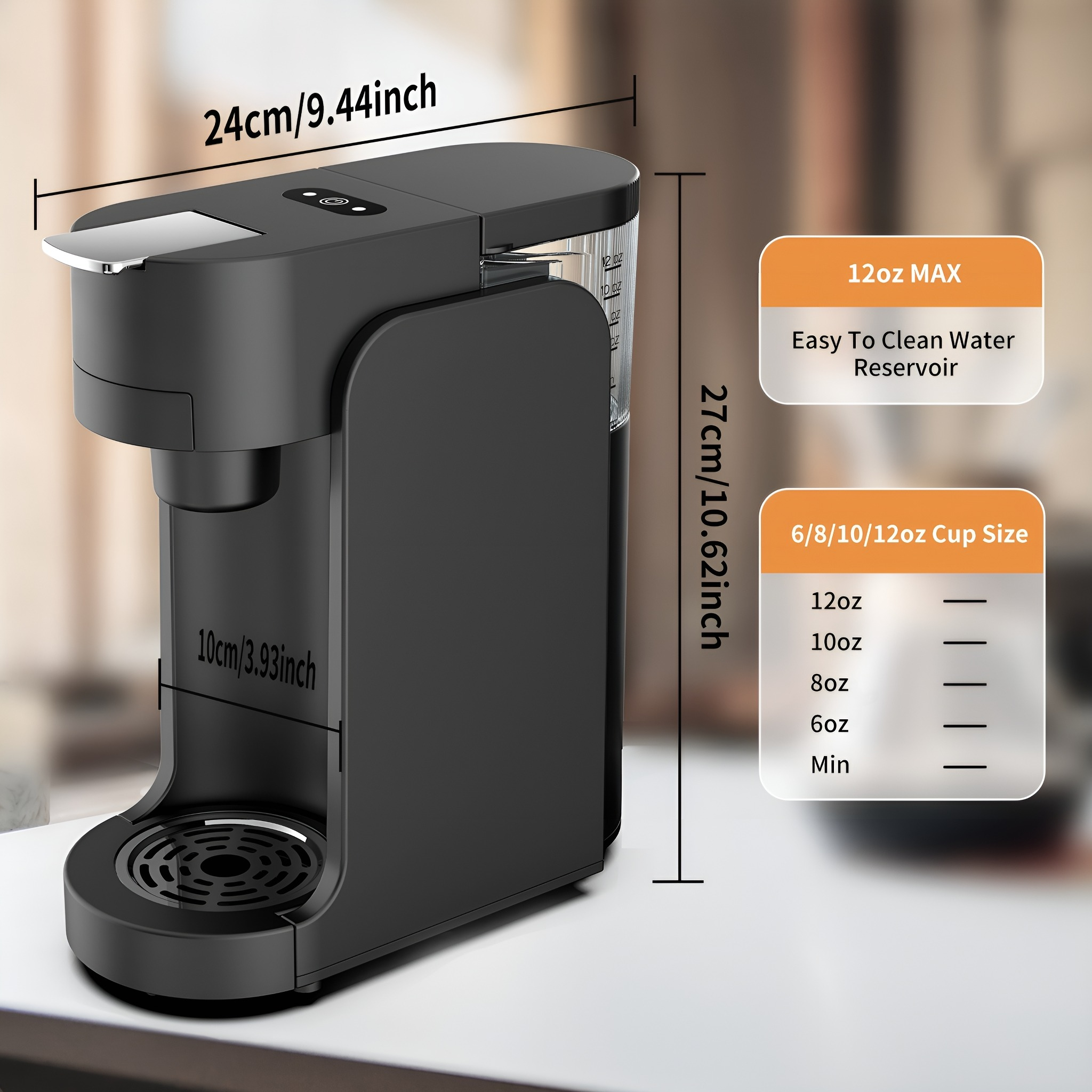 Eine schwarze Kaffeemaschine mit Maßen und einem Wasserbehälteretikett, auf weißer Oberfläche.