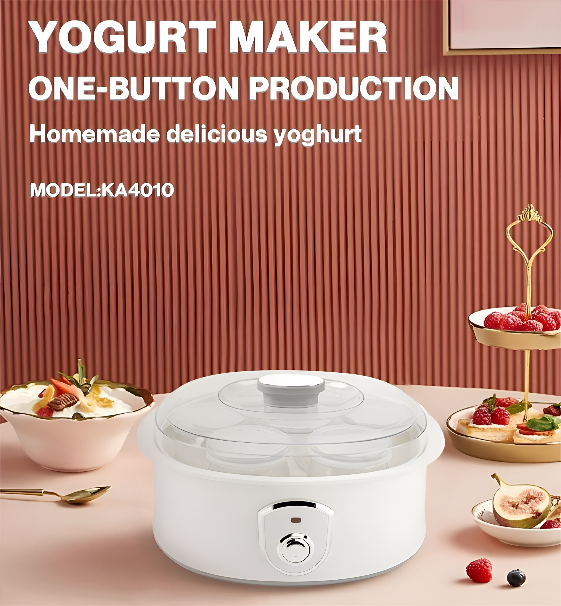 Joghurtbereiter mit Joghurt, Früchten und einem Löffel auf einem Tisch.
