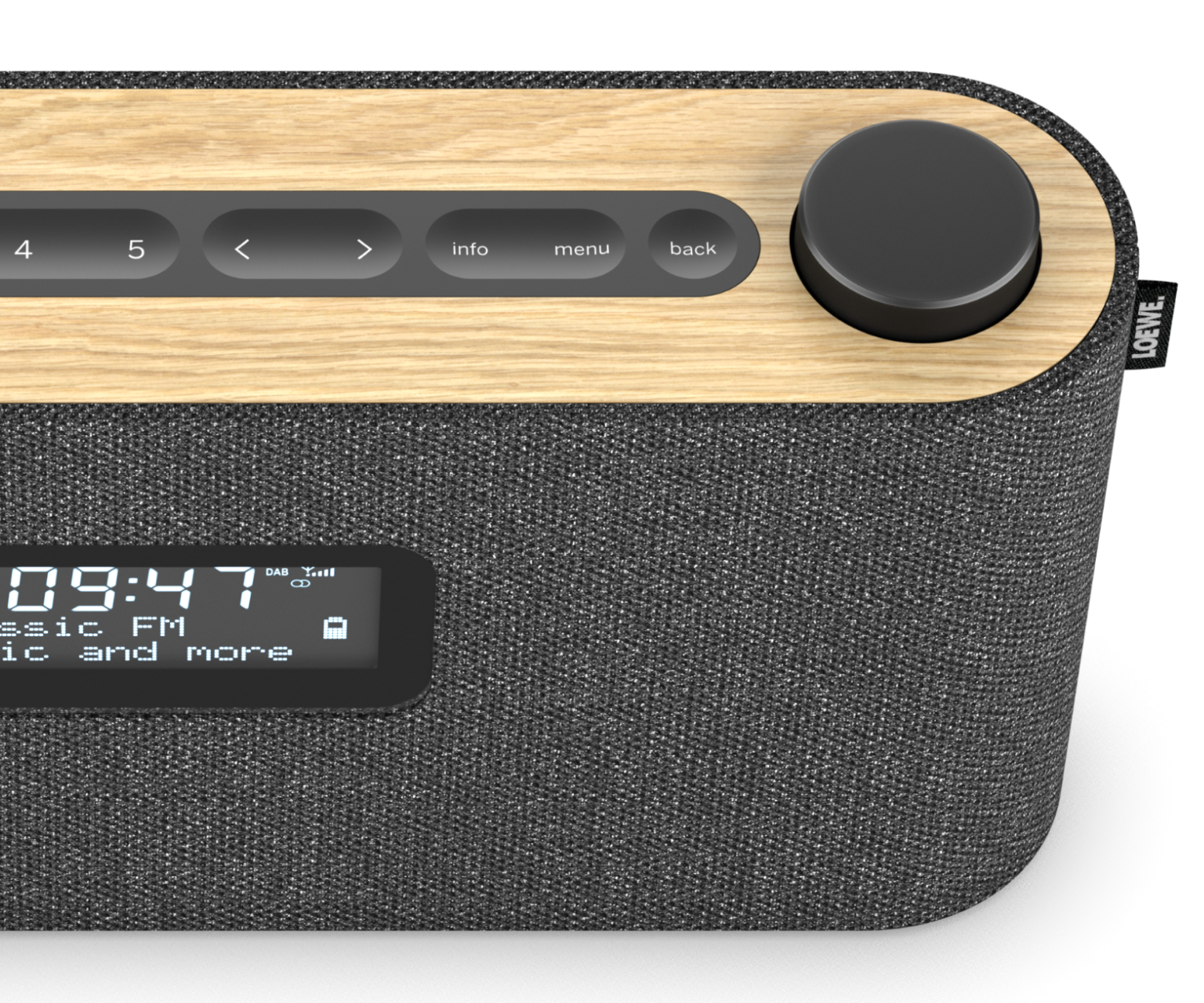 Czarny radioodbiornik z drewnianym blatem. Posiada ekran oraz pokrętła i przyciski sterowania. Ciemne tło.