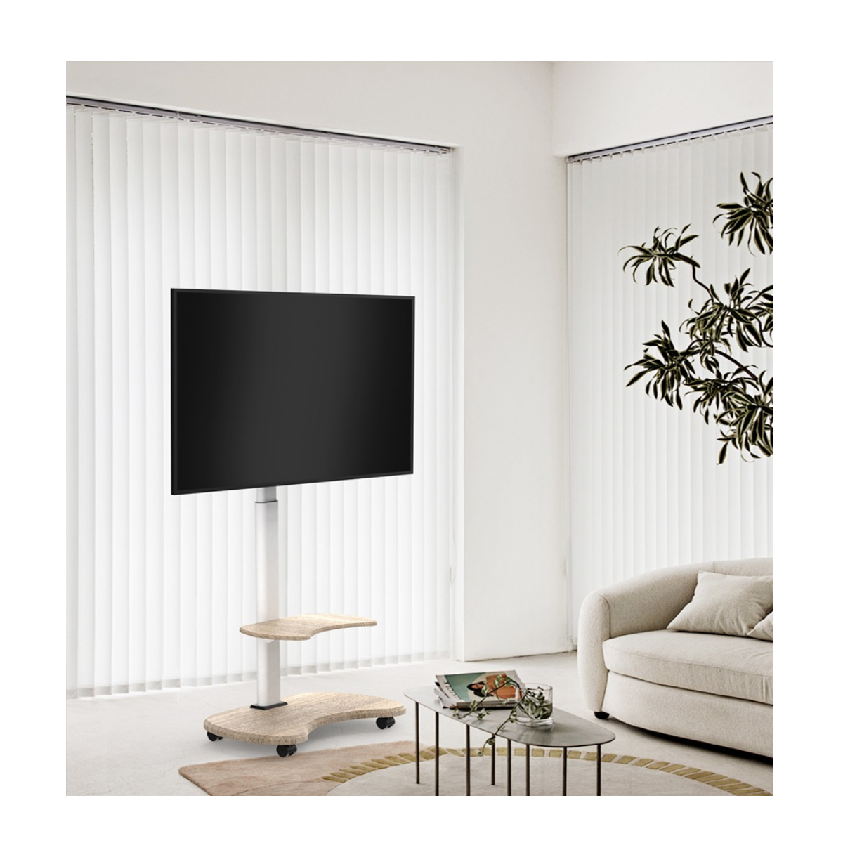 Een woonkamer met een tv op een standaard, een bank en een tapijt. Witte jaloezieën bedekken de ramen.