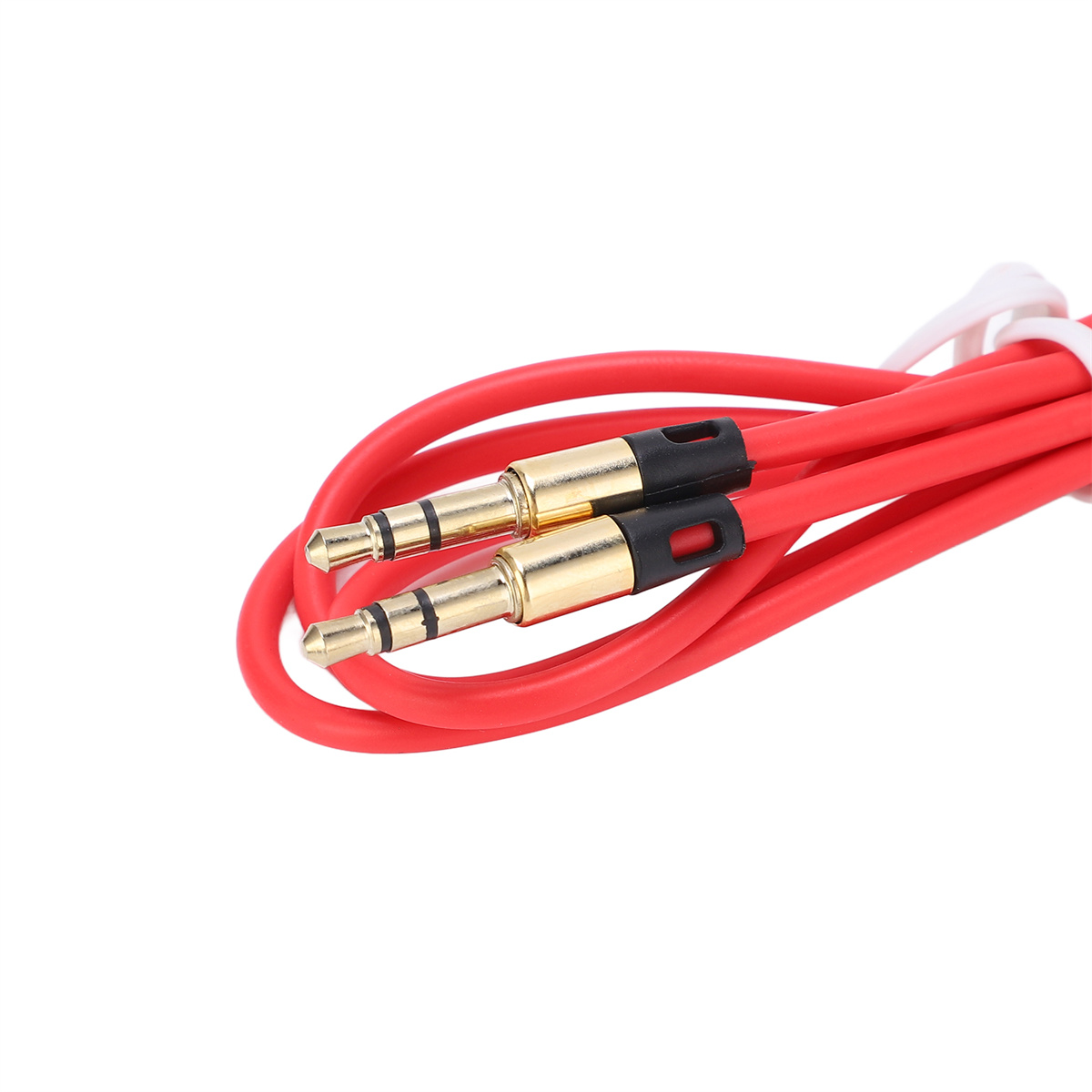 Zwei goldspitzige Audioanschlüsse, verbunden durch ein rotes Kabel. Sie liegen auf weißem Hintergrund.