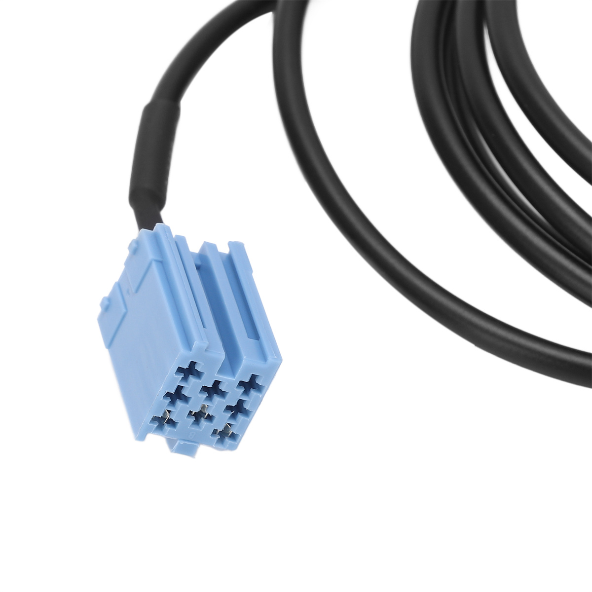 Nahaufnahme eines blauen Steckers für eine Autoradioanlage, mit angeschlossenem schwarzem Kabel.