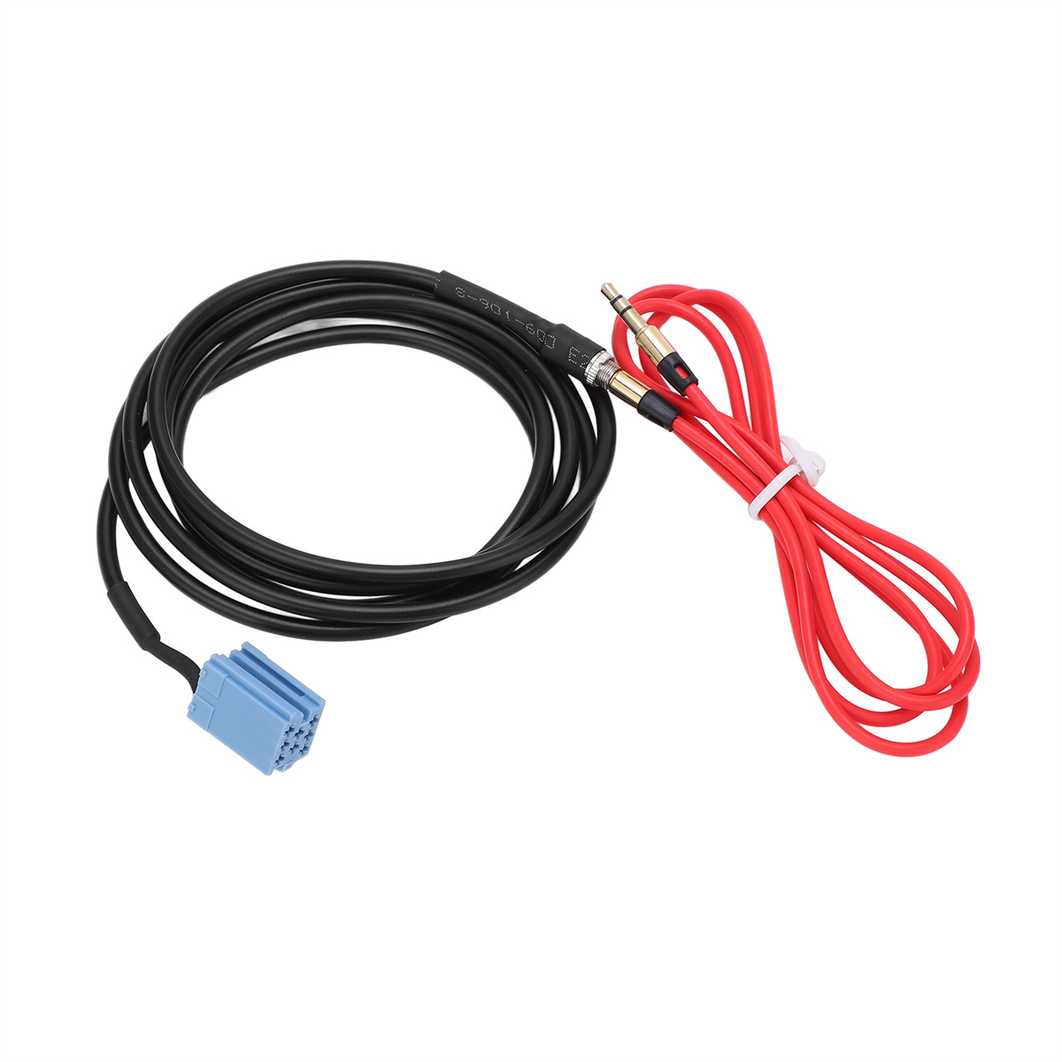 Ein schwarzes und rotes Audiokabel mit blauem Stecker und goldfarbenen Steckern. Es ist auf weißem Hintergrund.