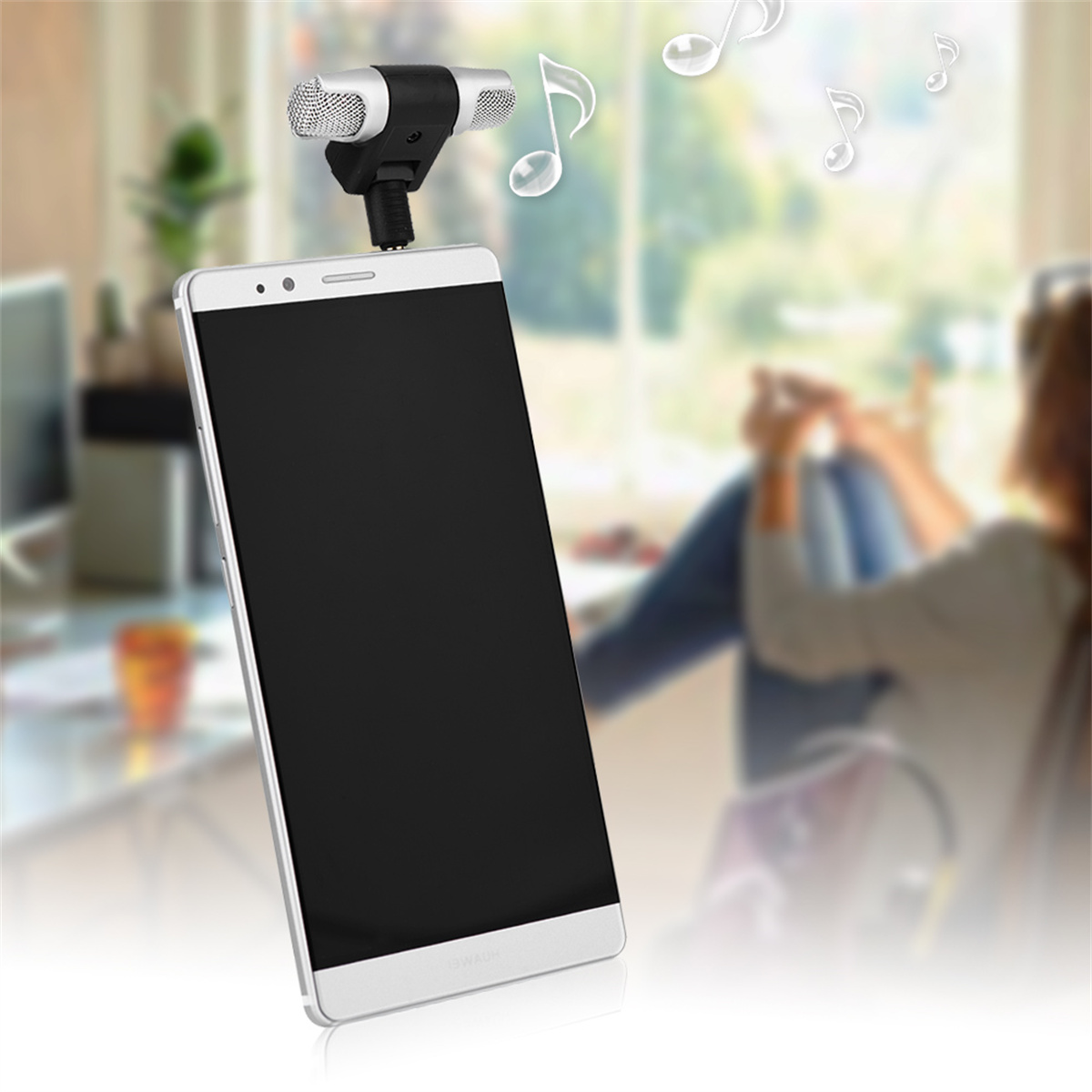 Ein Smartphone mit angeschlossenem Mikrofon, mit Musiknoten, die in der Luft schweben.