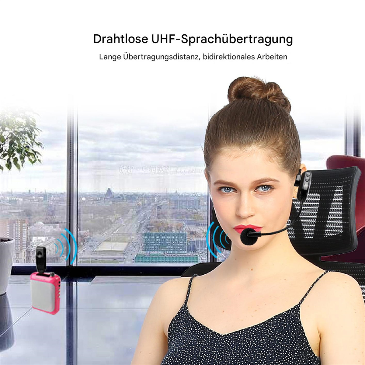 Frau mit Headset-Mikrofon, kleines Gerät und Fenster dahinter. Drahtlose UHF-Übertragung.