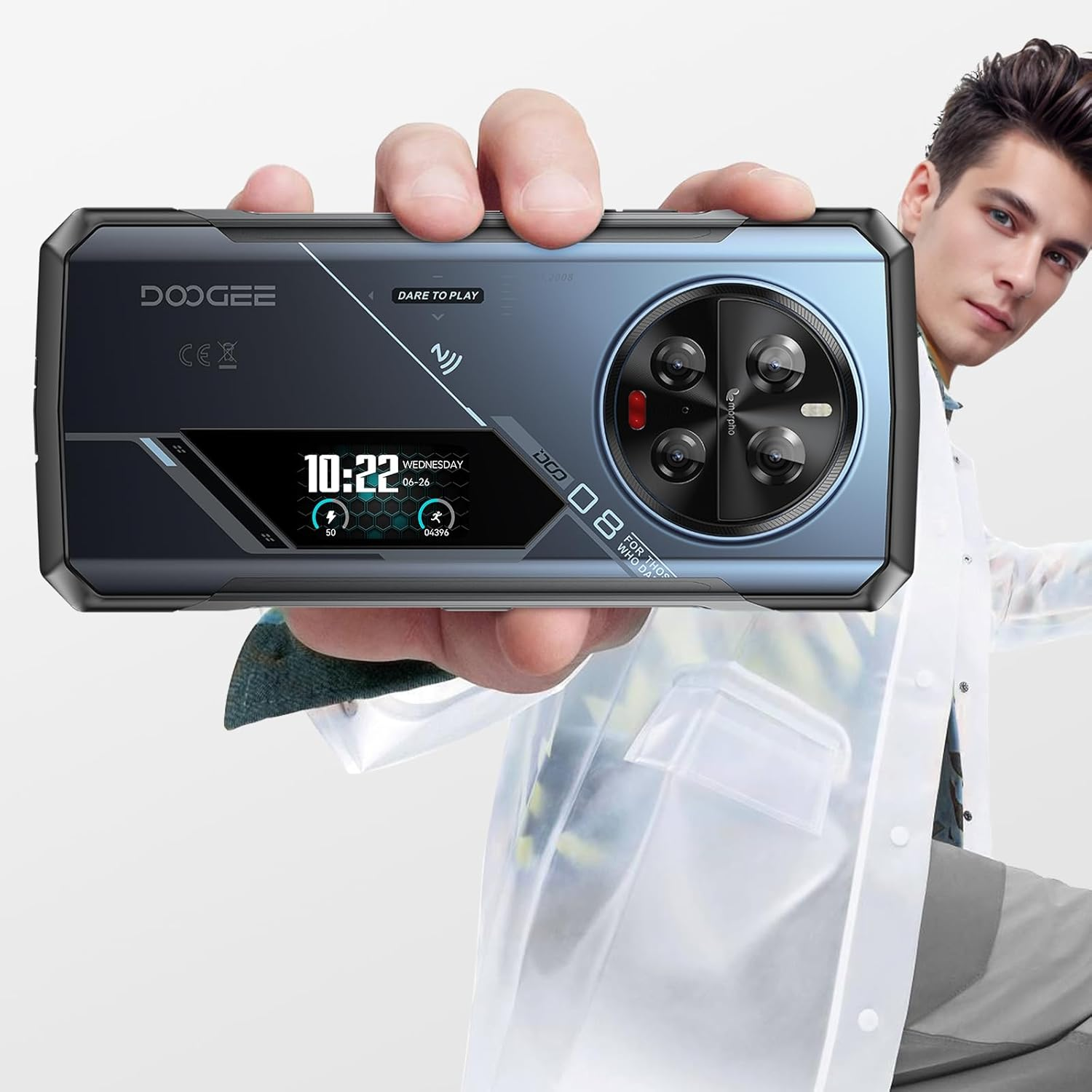 Uomo tiene uno smartphone blu. Mostra ora, data e protuberanza della fotocamera.