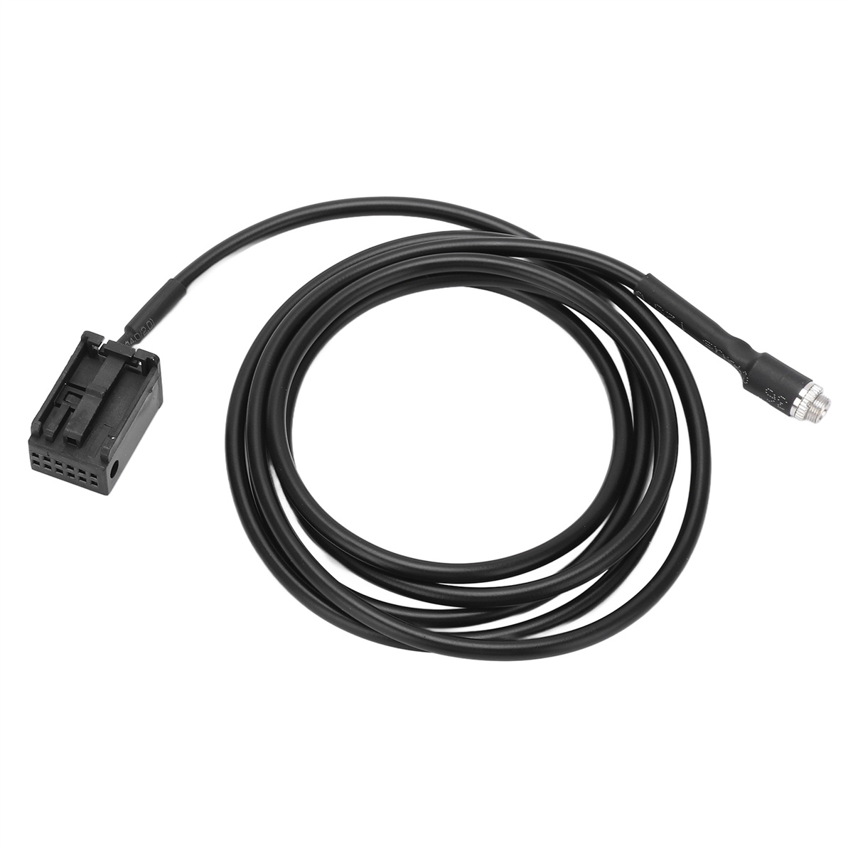 Schwarzes Kabel mit einem Stecker an einem Ende und einem Stecker am anderen Ende, auf weißem Untergrund.
