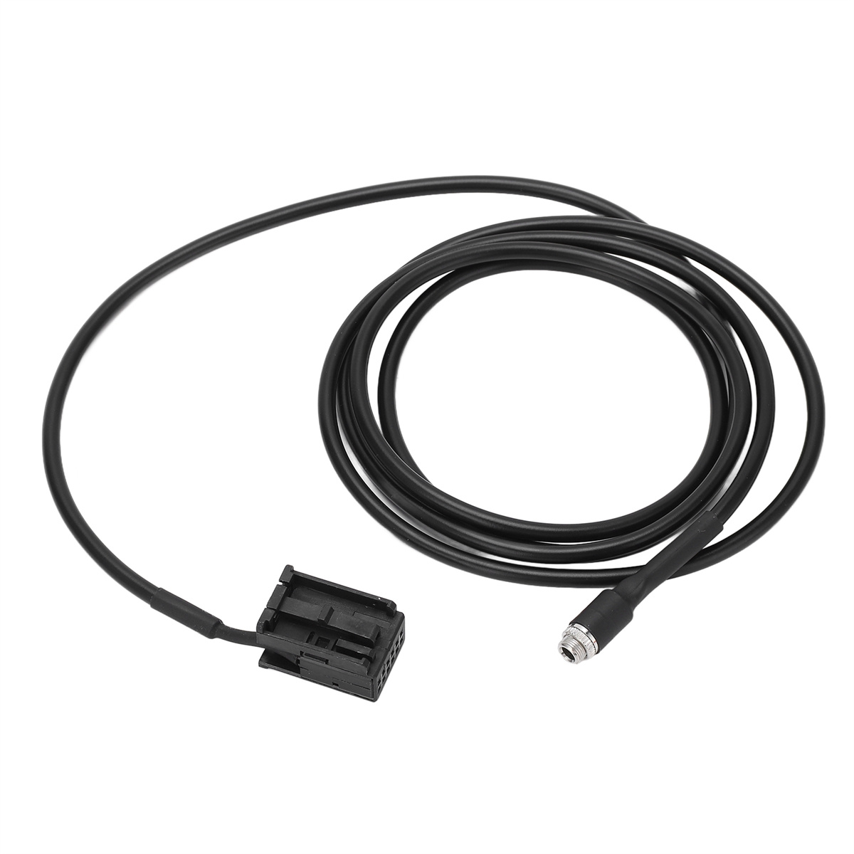 Ein schwarzes Kabel mit Stecker und Buchse, vor weißem Hintergrund.